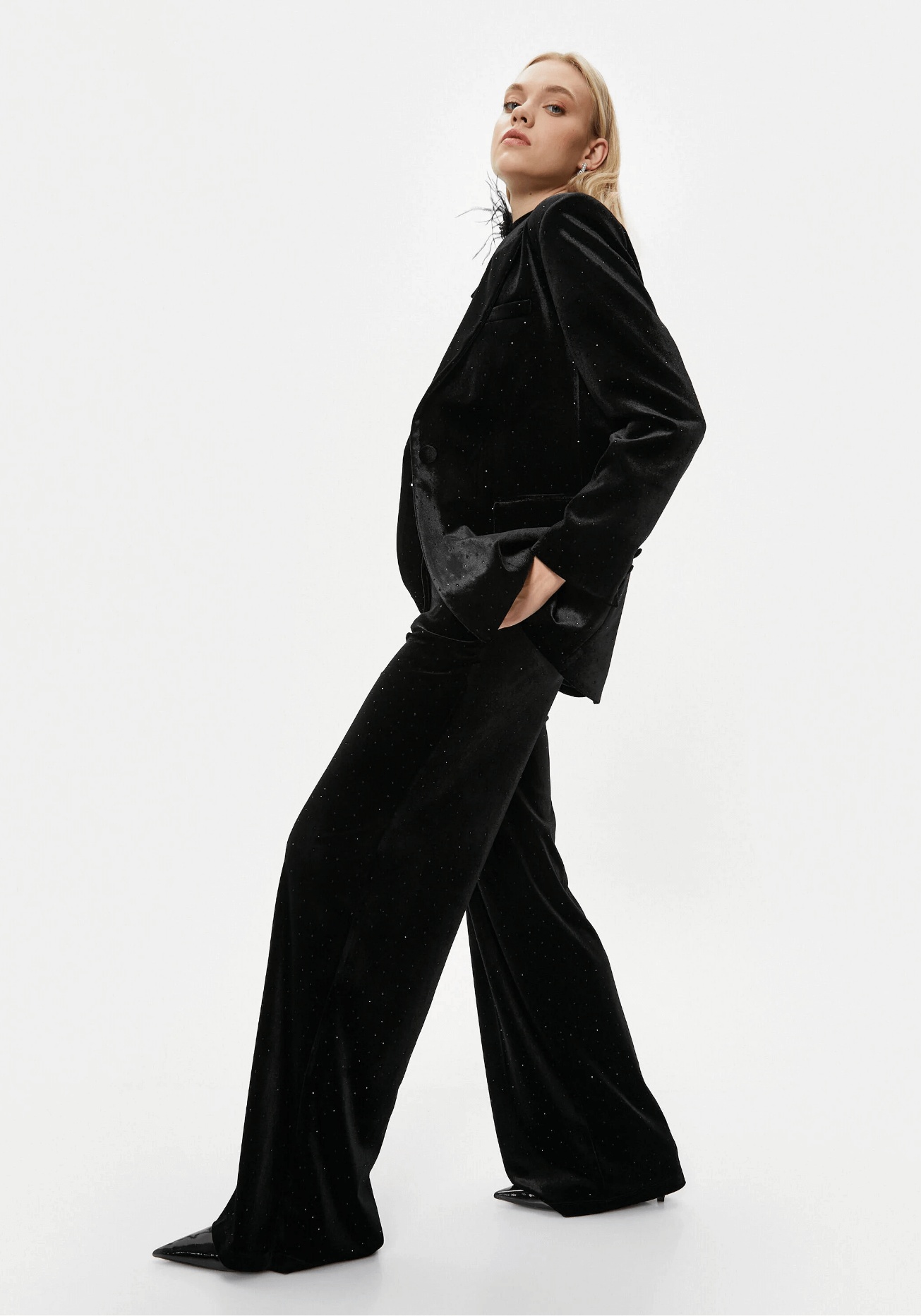 Moda dünyası, sürekli değişen bir sahne olsa da bazı trendler zamanla silinmez ve klasikleşir. İşte bu izlerden biri de kadife trendi!