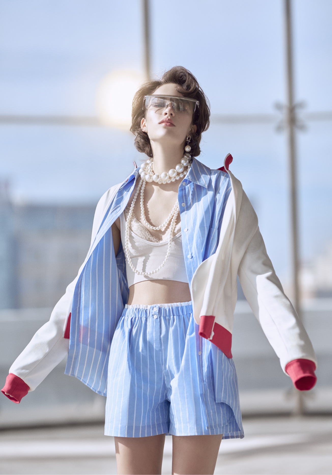 Çizgili gömlekler, bu sezon moda dünyasında bir adım öne geçmek ve dikkat çekici görünümler yaratmak için ideal bir seçim.