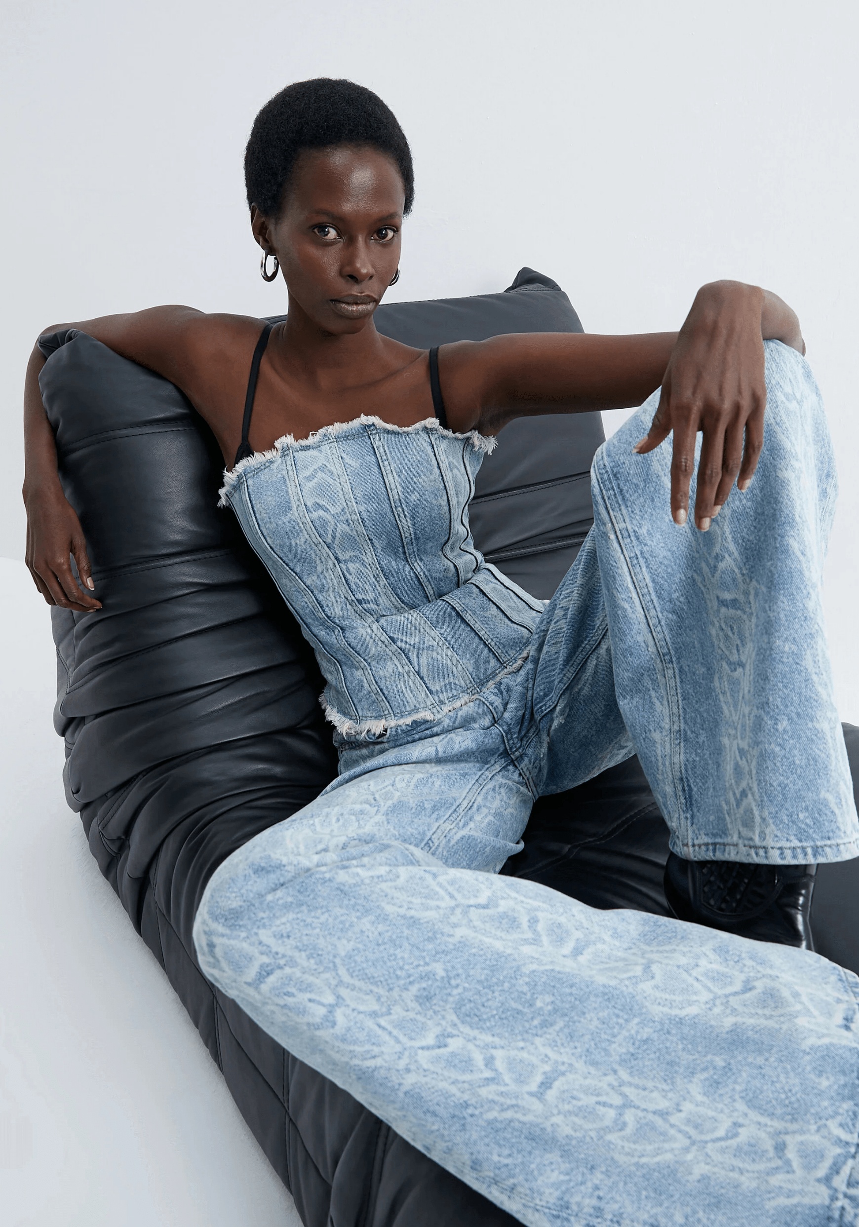 Beli saran ve bileğe doğru orantılı bir biçimde bollaşan kalıbıyla hem casual hem de şık görünümleri tamamlayan wide leg kot pantolonlar neredeyse her vücut tipine uyum sağlayacak bir kalıba sahip.