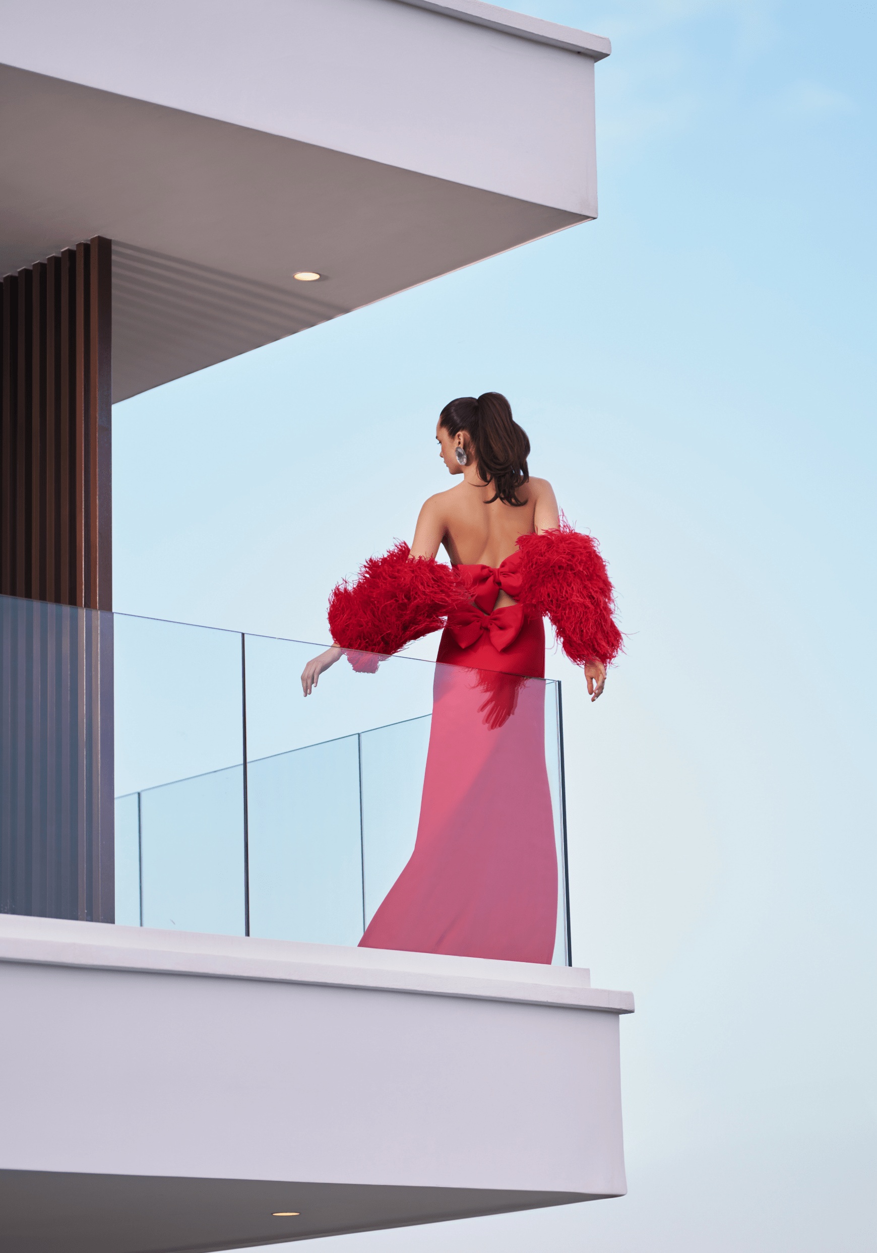 Bu sezon kırmızı hiç olmadığı kadar görünümlerimize sirayet ediyor. Halter yaka, büyük aplike detaylı uzun gece elbiseleri romantik akıma canlandırıcı bir etki getiriyor.