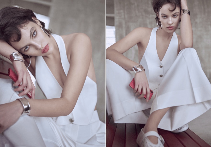 Rahat bir stil çizgisine ulaşmanızı sağlayacak oversize beyaz gömleklerin yanı sıra şıklığınızı tamamlayacak slim fit beyaz gömlekler de bu sezonun favorilerinden.