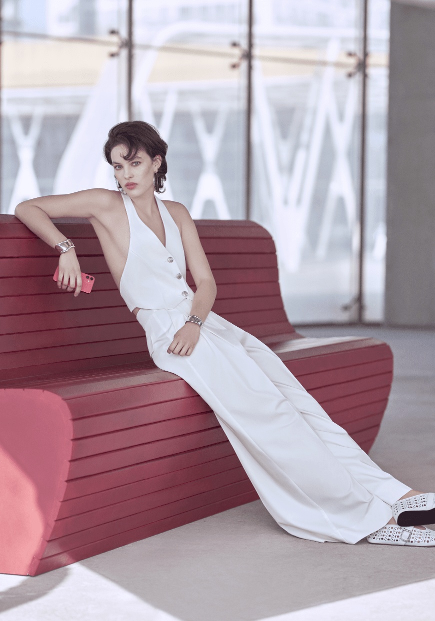 Zamansız bir stil tavrının örneği olan beyaz elbiseler hem bekarlığa veda gecelerinde hem de sade nikah törenlerinde gelinlerin ilk tercihlerinden biri.