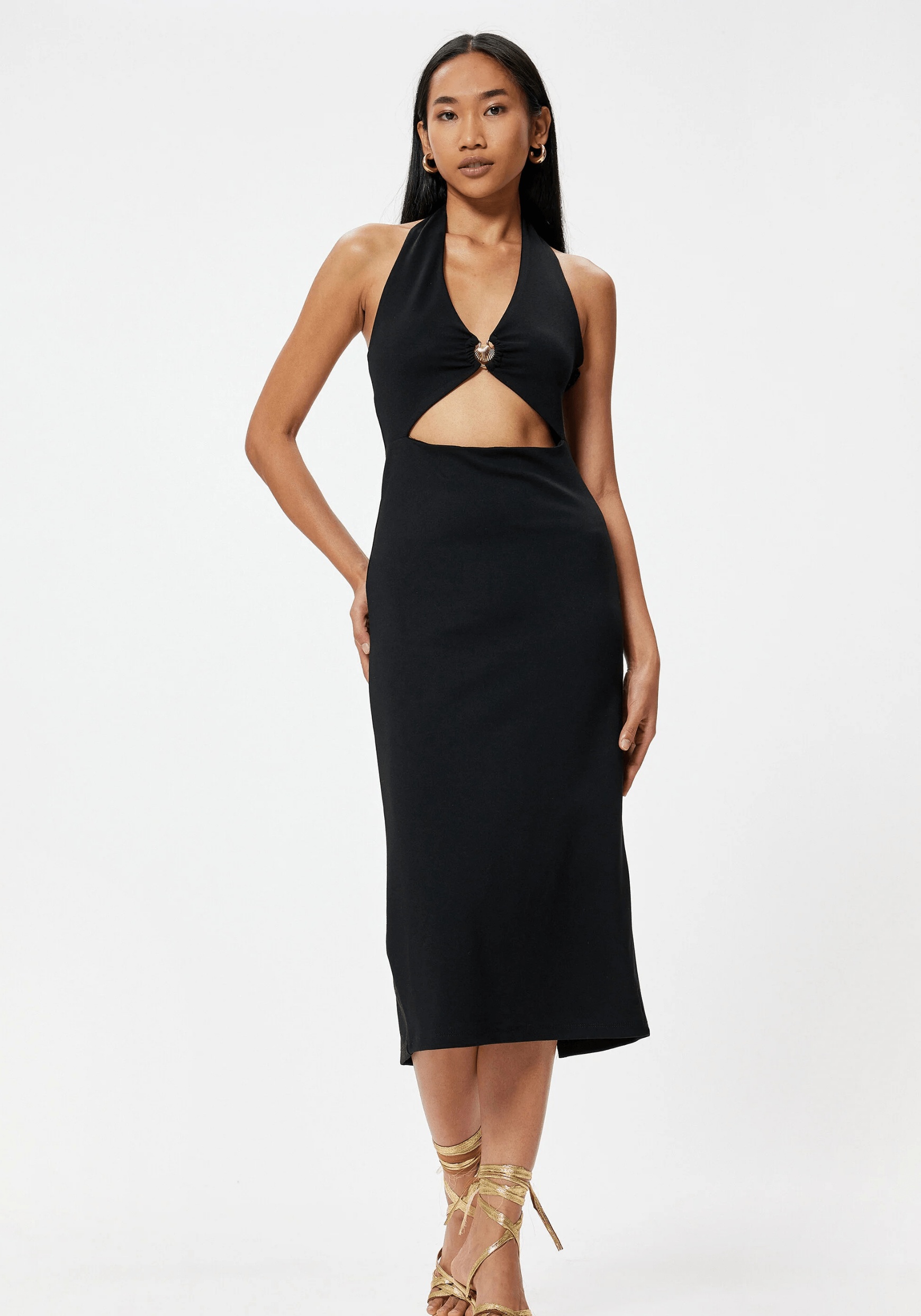 Omuzları öne çıkaran ve zarif bir dokunuş sunan halter yaka, moda sahnesinde yıldızı parlayan bir trend.