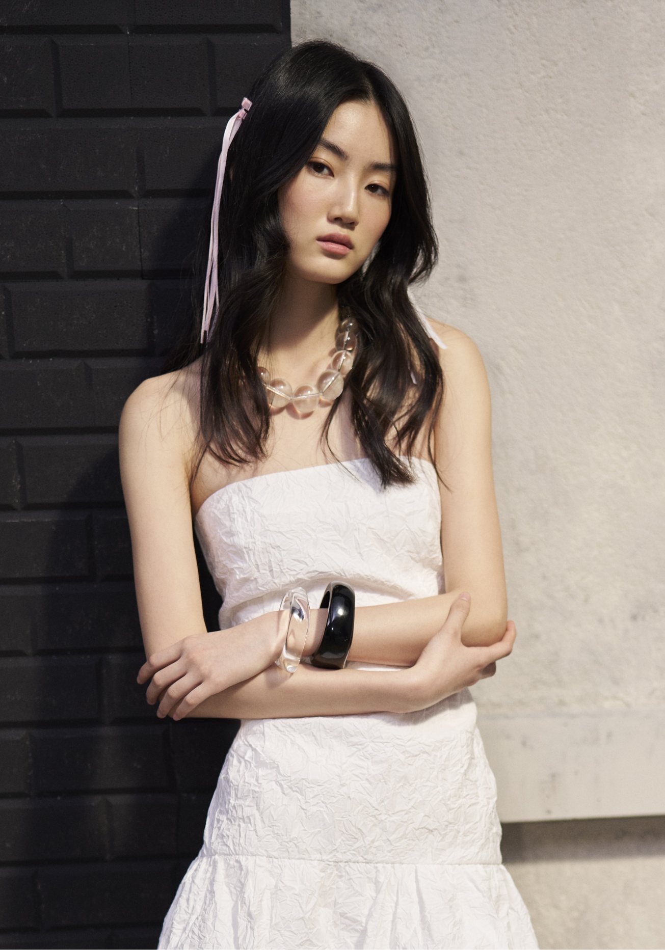 Bu yıl tam anlamıyla hepimiz saç aksesuarlarıyla ilgili eğlenceli bir deney yapacağız. Fiyonklar, çiçek açan minik saç tokaları, inci detaylı taçlar bu yaz stilinizi ve parti kombinlerinizi tamamlayacak!