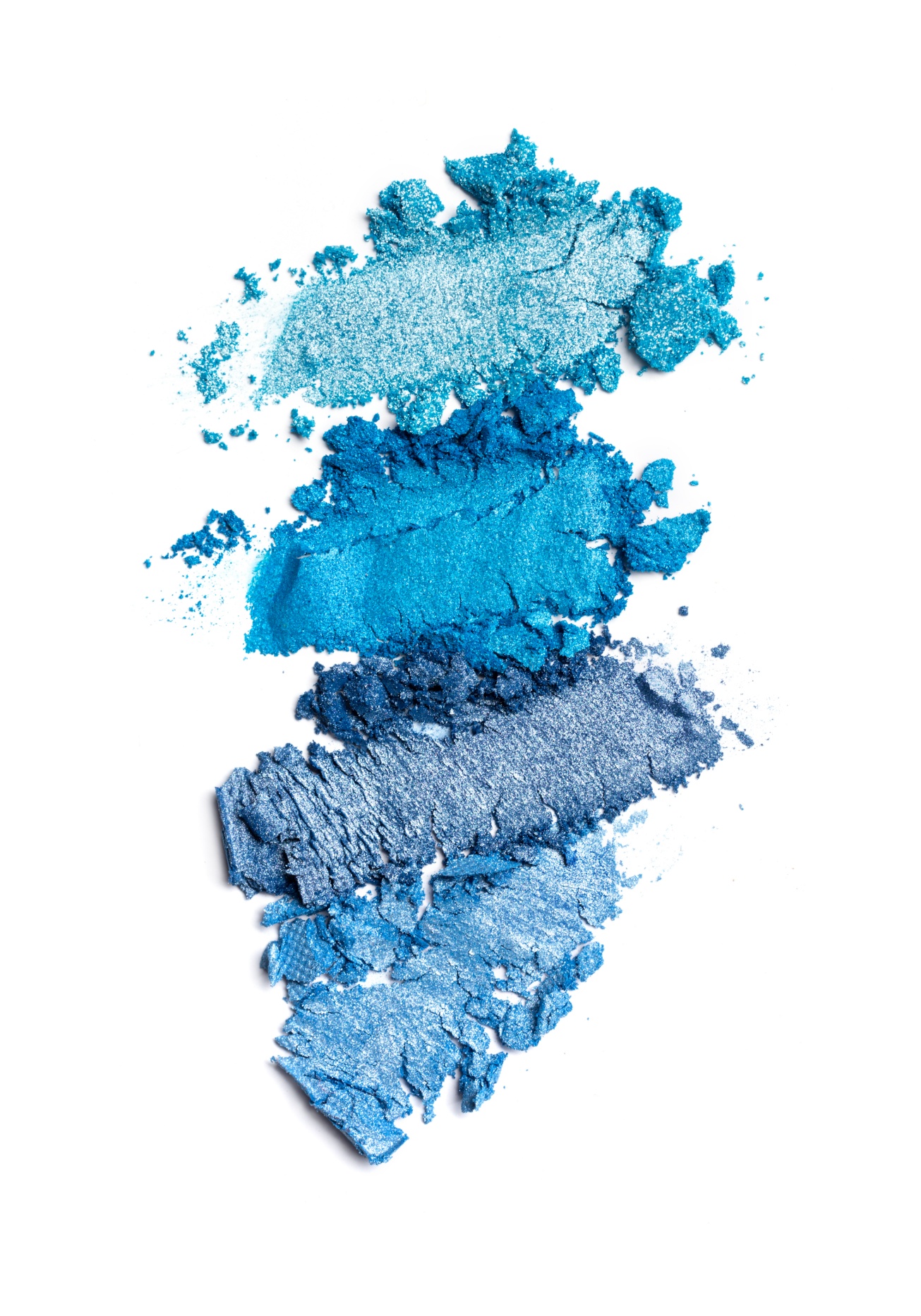 Yeni moda ve makyaj trendlerini keşfettikçe öğrendiğimiz gerçeklerden biri özellikle kahverengi ve ela gözlerle buluşan mavi farın bakışlara olan çekici etkisi.