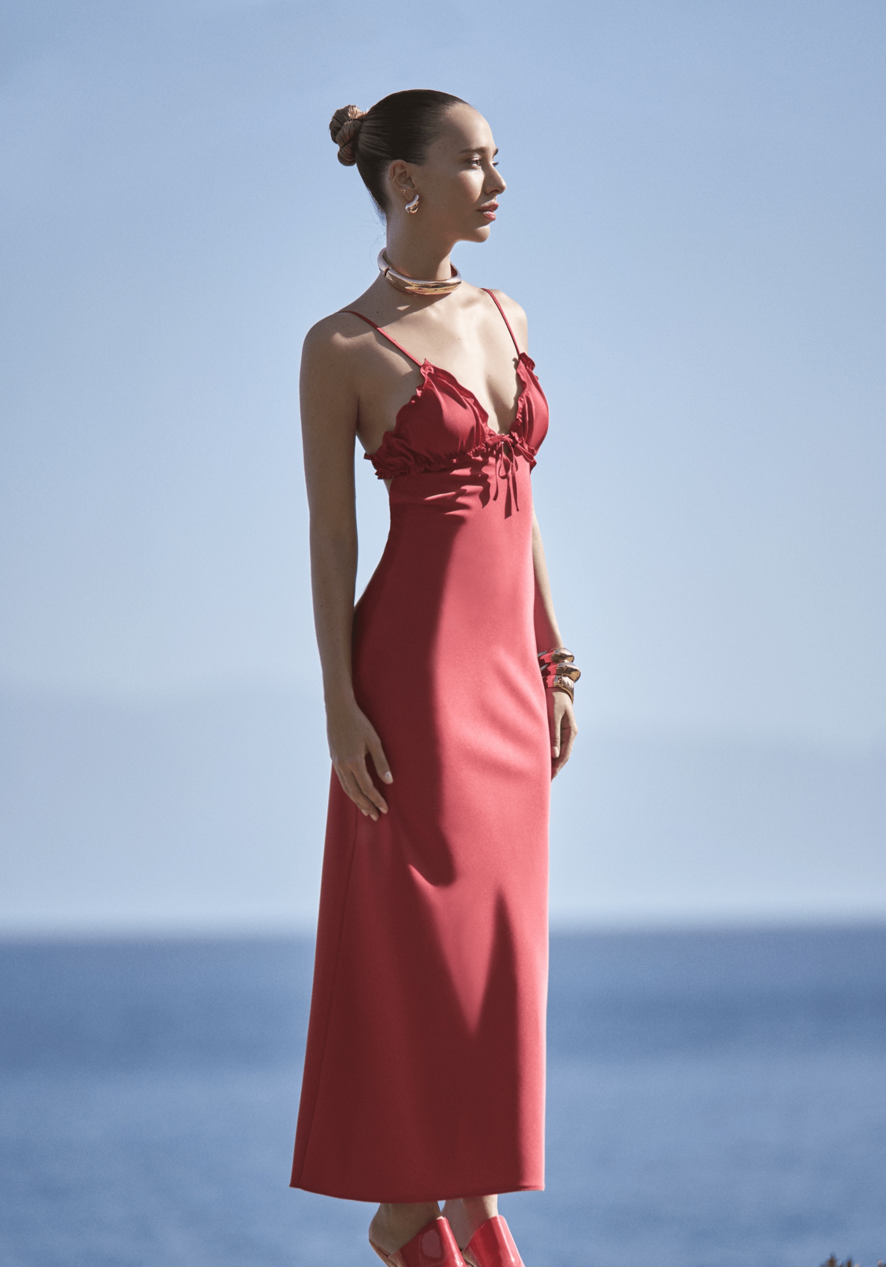 Kırmızı elbiseler davetlere yakıştığı kadar gündelik hayatımıza ve ofis kombinlerimize de dahil oluyor!