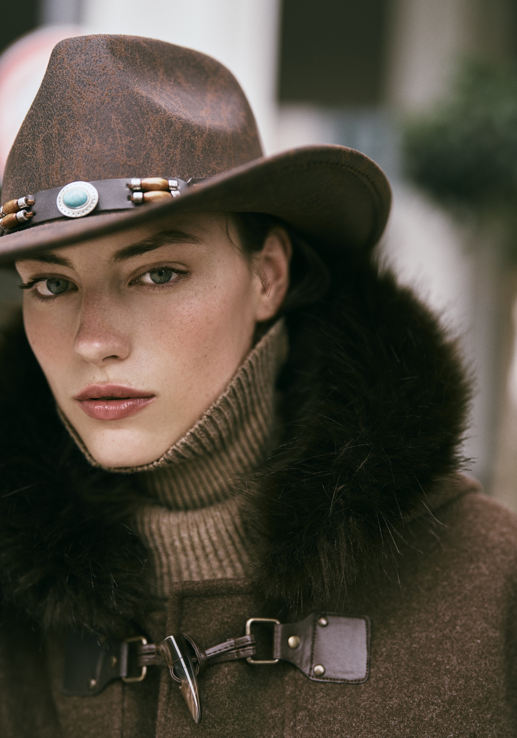 Yumuşak dokusu ve asil duruşuyla kombinlere şıklık katan süet parçalar bu sezon stilinizi bir üst seviyeye taşıyor.