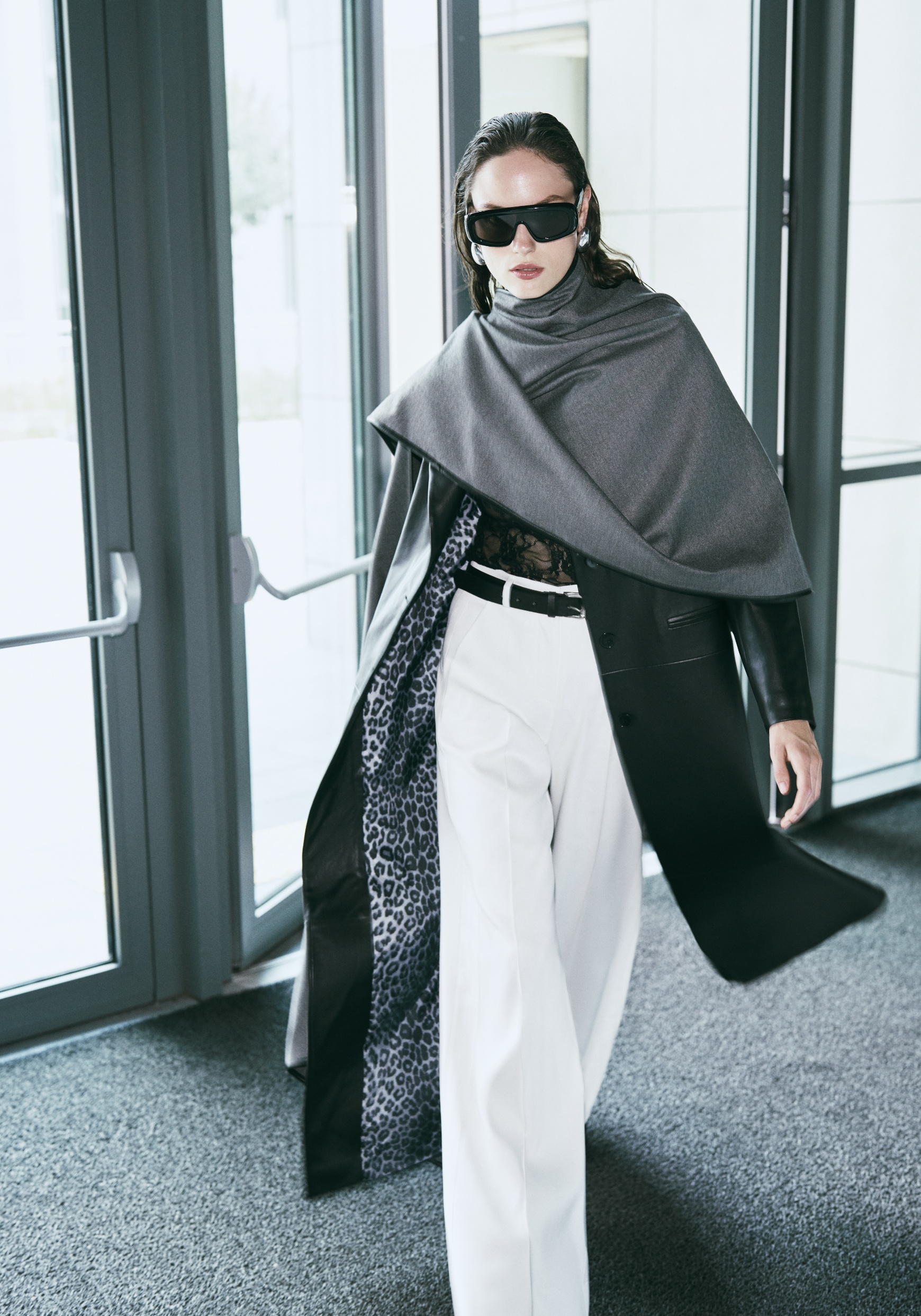 Minimalist şıklığın rengi haline gelen gri tonları zamansız bir duruşun anahtarı aynı zamanda nötr tonların en zarif ve en kullanışlı olanı!