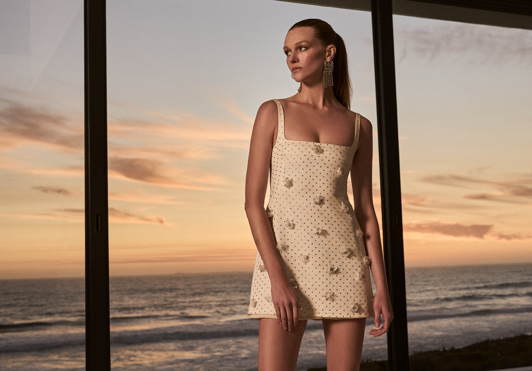 Balo elbiselerinde cesur ve enerjik renkler ön planda! Klasik tonların yerine göz alıcı ve dinamik renklerle tarzınızı ortaya koyabilirsiniz. Limon yeşili, güneş sarısı, canlı kırmızı ve baş döndürücü fuşya, sezonun en dikkat çeken tonları arasında yer alıyor.