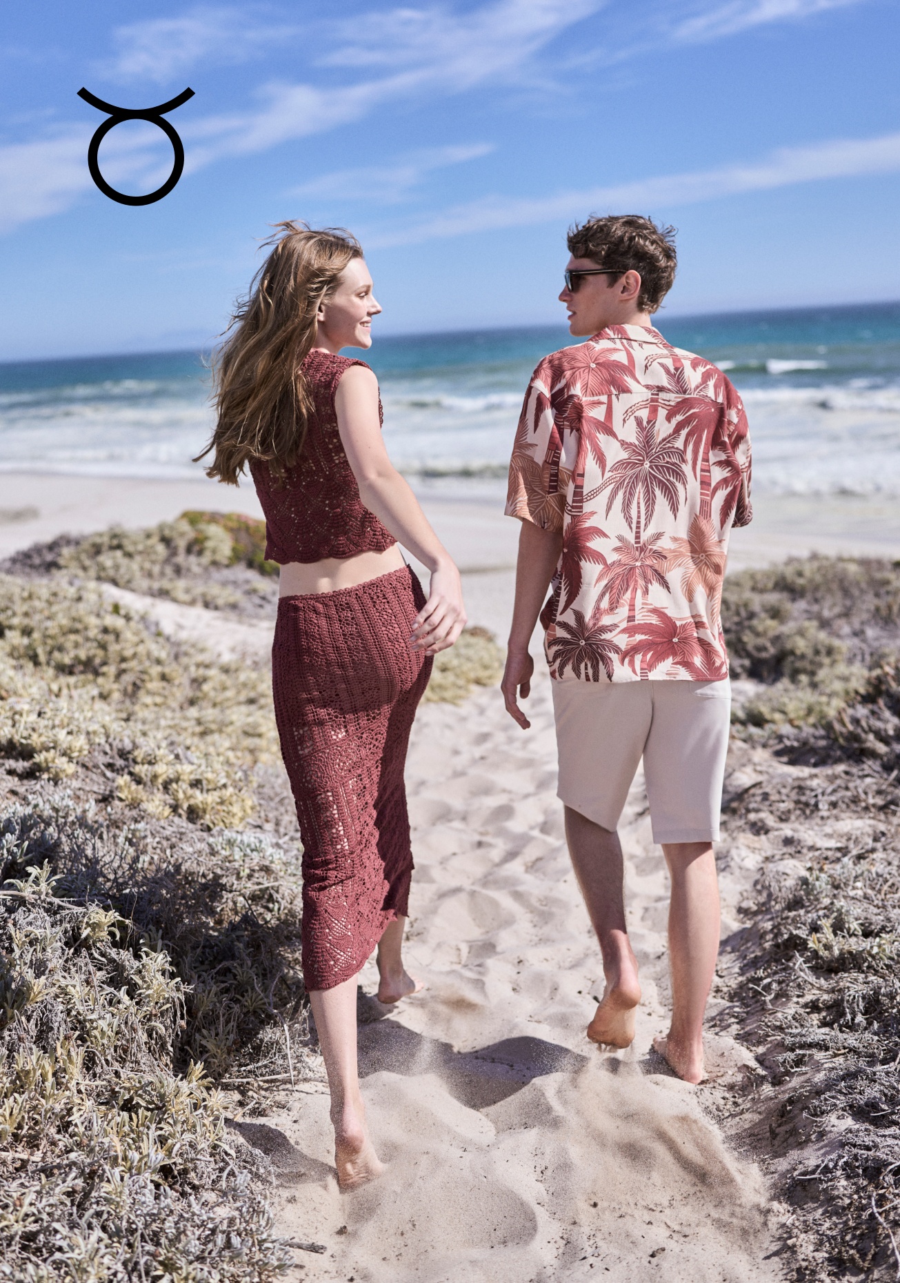 Trendleri özgün stilleriyle buluşturmakta oldukça başarılı olan Boğalar minimal tasarımların yanı sıra doğal desenlere de kombinlerine sıkça ekliyor.