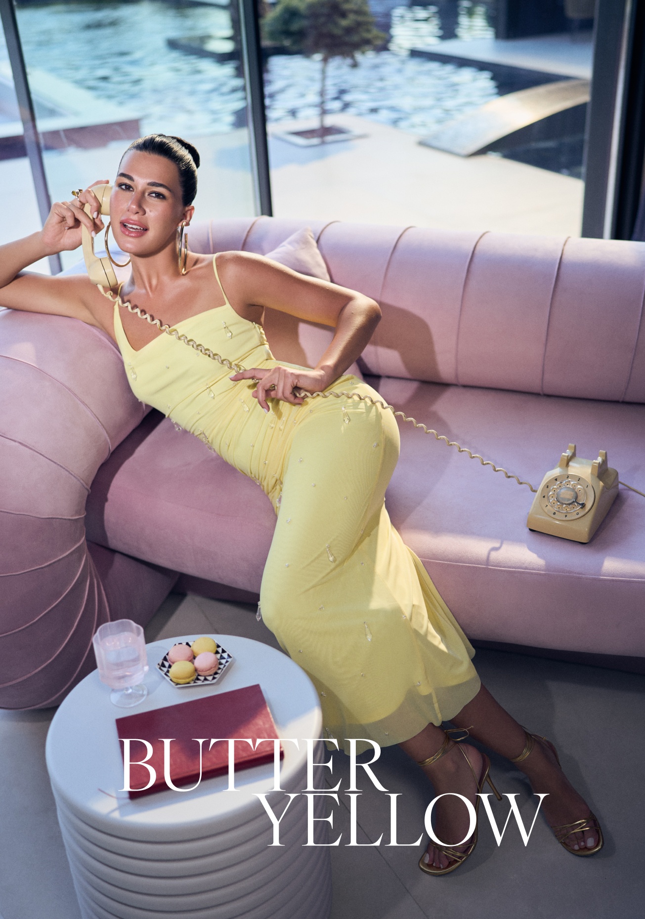 Butter yellow yani tereyağı sarısı kombinlerinizde sizinle birlikte bir hikâye anlatıyor. Şimdi samimi, dingin, fark edilir ve trend kombinler yaratmanın tam sırası!