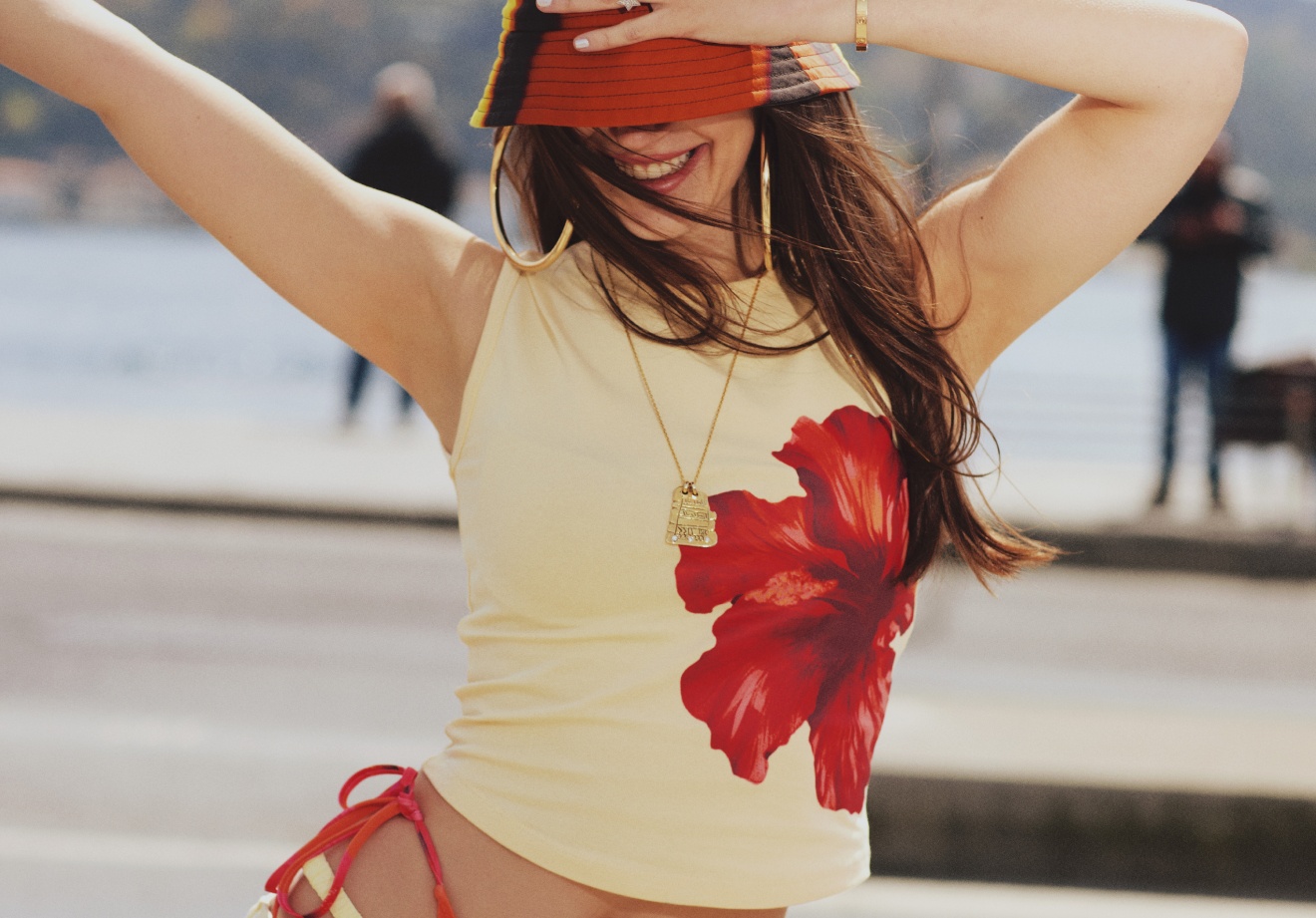 Butter yellow bu yaz gardırobunuzda yer açmanız gereken en sakin ama en etkili ton olabilir. Keten yeleklerden gömlek elbiselere, sofistike kesimler ve rafine detaylarla yaz stilinizi yeniden tanımlayın.