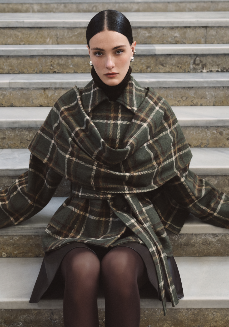 Bu sezon yoğun şehir hayatına uyum sağlayacak zamansız parçalar ve konfor ön plana çıkarıyor. Uzun trençkotlar ve oversize kabanlar şehrin kozmopolit havasına güç katarken; denim parçalar zamansız cazibesini koruyarak farklı kombinlerde kendini gösteriyor.