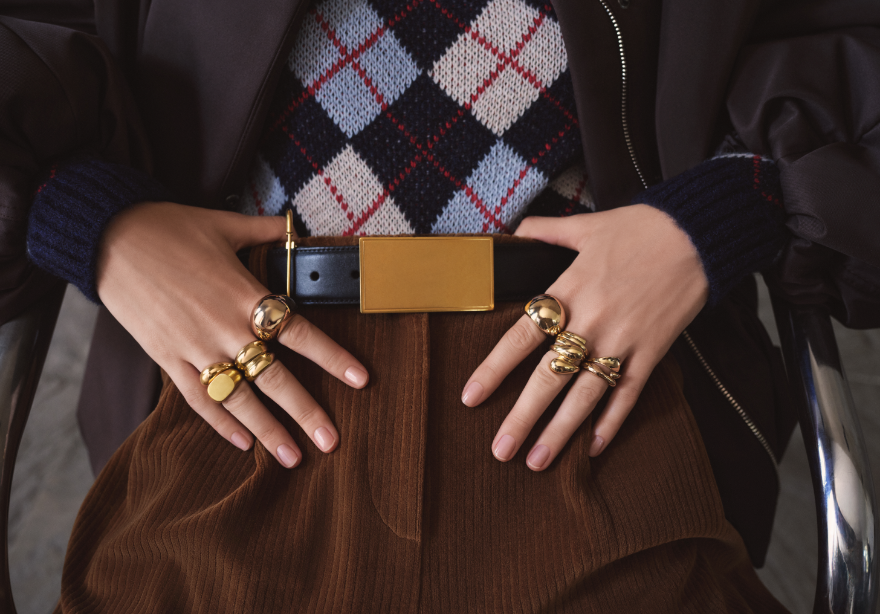 Her adımı planlı yaşayan başak burcu, bu özelliğini stiline de taşıyor. Özenli bir görünüme verdiği önem ve mükemmeliyetçi yapısıyla eşsiz kapsül gardıroplar oluşturuyor.