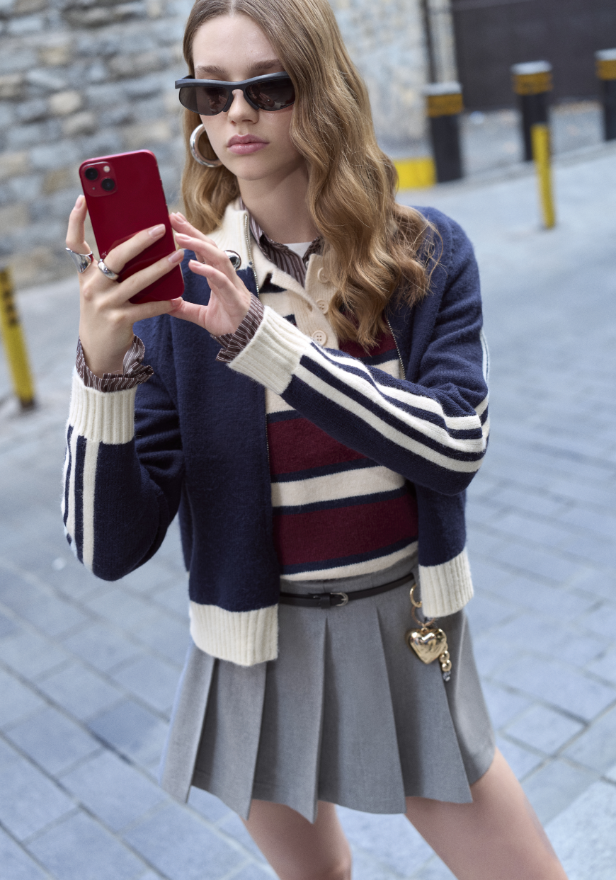 Ekose desenler, pileli etekler, cesur baskılar ve klasik jeanler kampüs stilinin vazgeçilmez temellerine ilham veriyor.