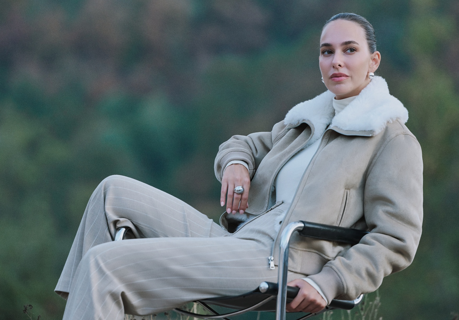 Oversize kaşe kabanlar, panço kabanlar, kemerli blazer ceketler, retro esintili denimler ve yumuşak dokulu trikolar, hem fonksiyonel hem de feminen duruşunu ön plana çıkarıyor.