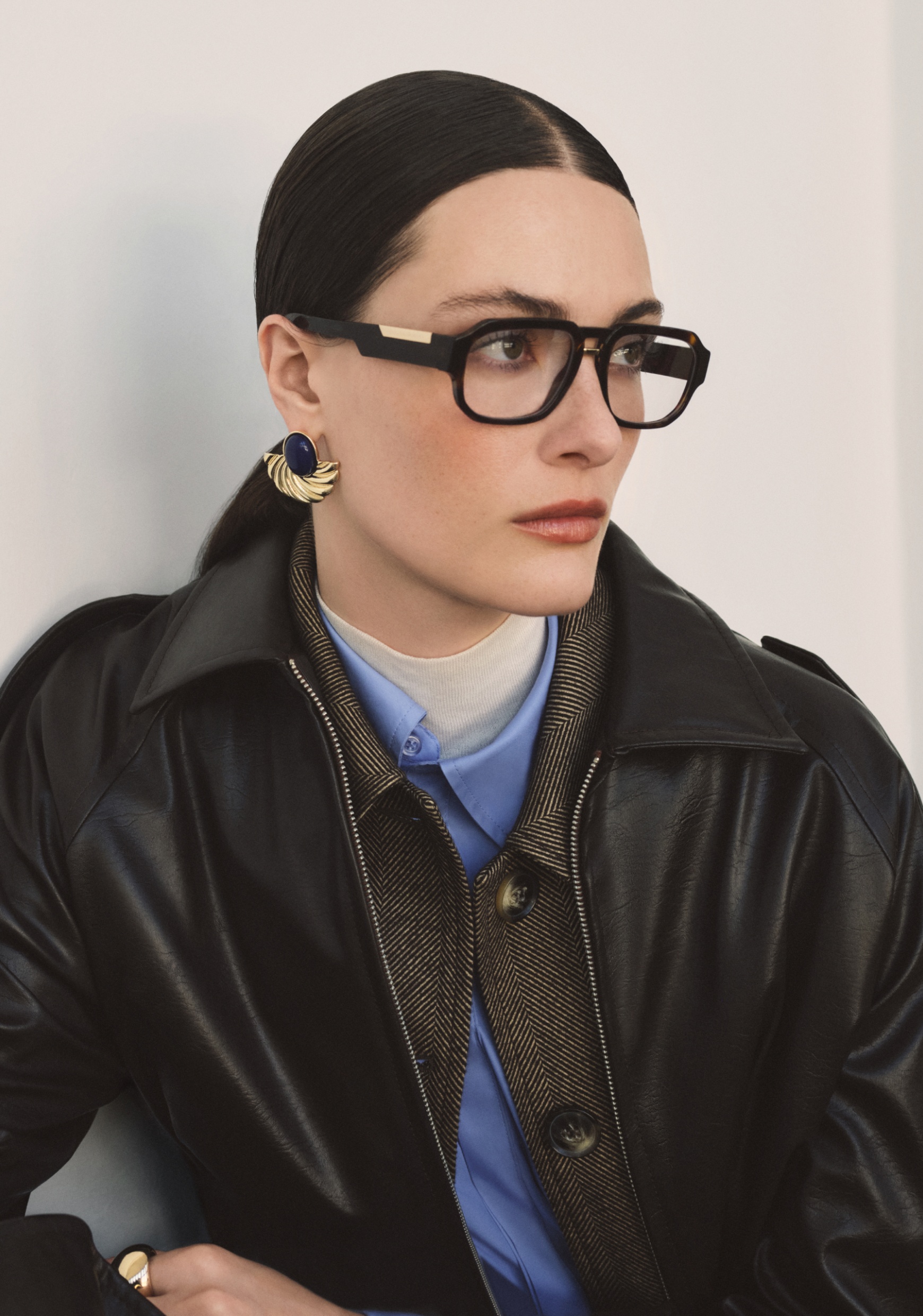 Sezonun öne çıkan renkleri ve çok yönlü parçalarıyla ofis stilinizi kişiselleştirerek, gün boyu özgüvenli ve rahat bir görünüm yakalayabilirsiniz.