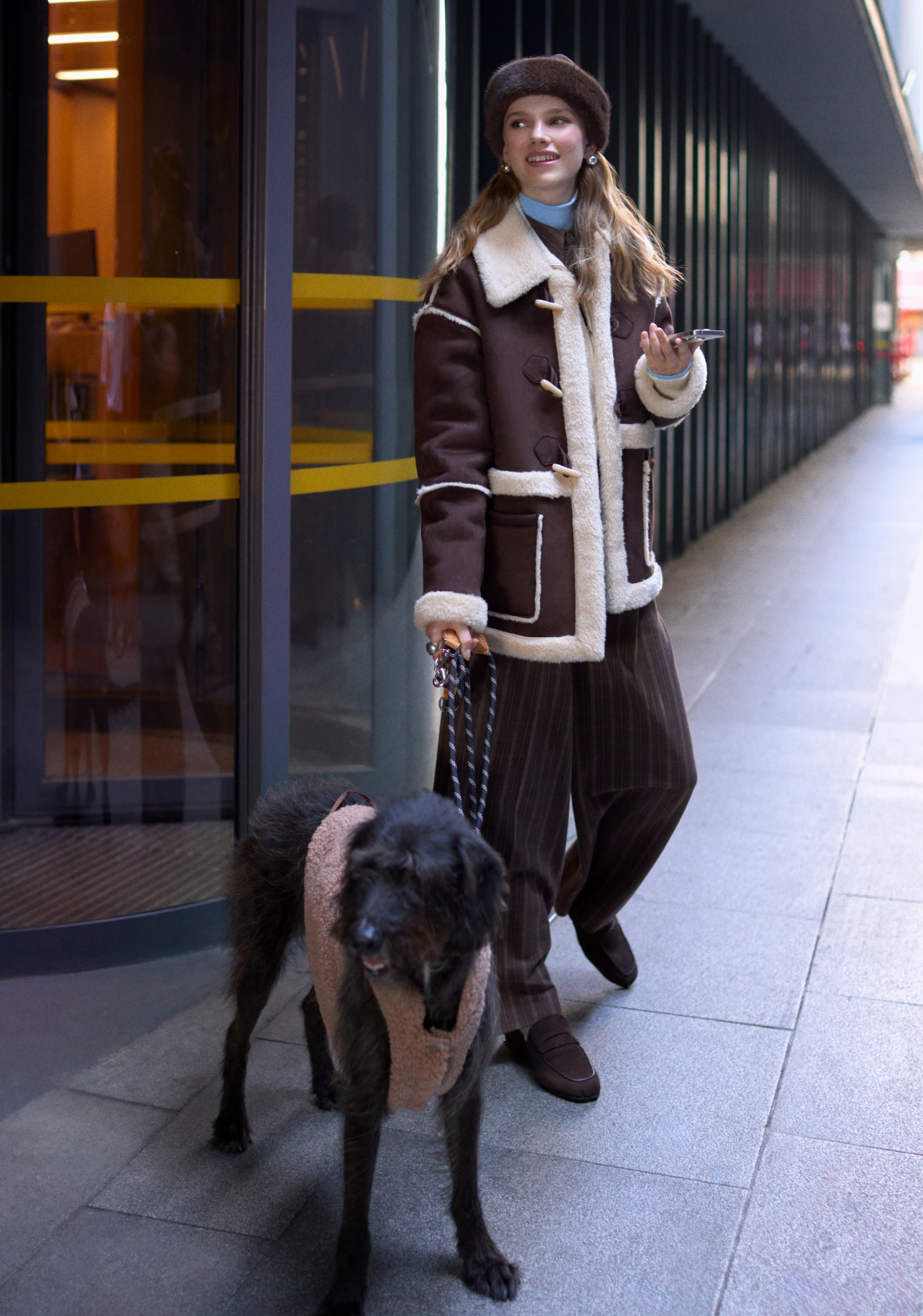 Kış ve bahar sezonunda trendleri belirleyen süet dokular her stile zamansız bir dokunuş katıyor.