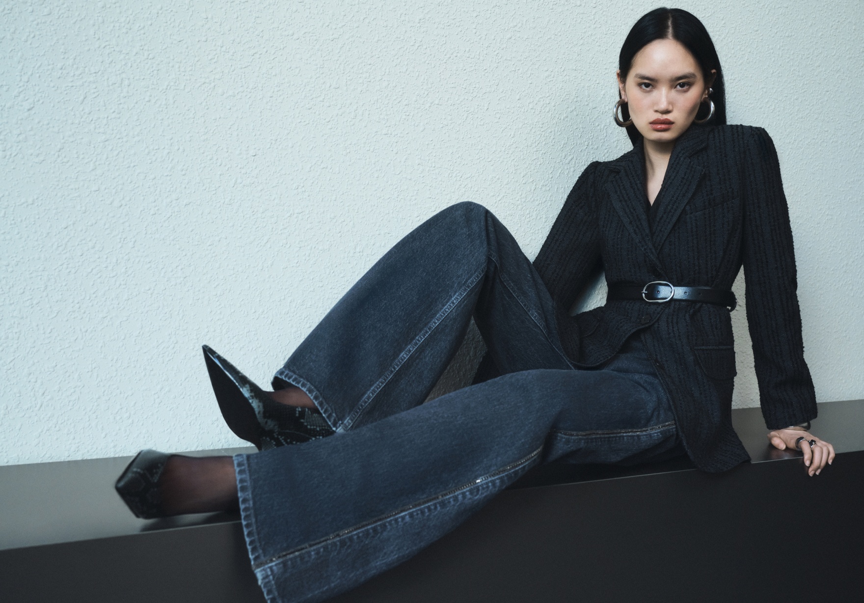 İlk iş günü kombinleri, aslında kendinizi rahat hissettiğiniz parçaları doğru bir dengeyle birleştirmekten geçiyor.