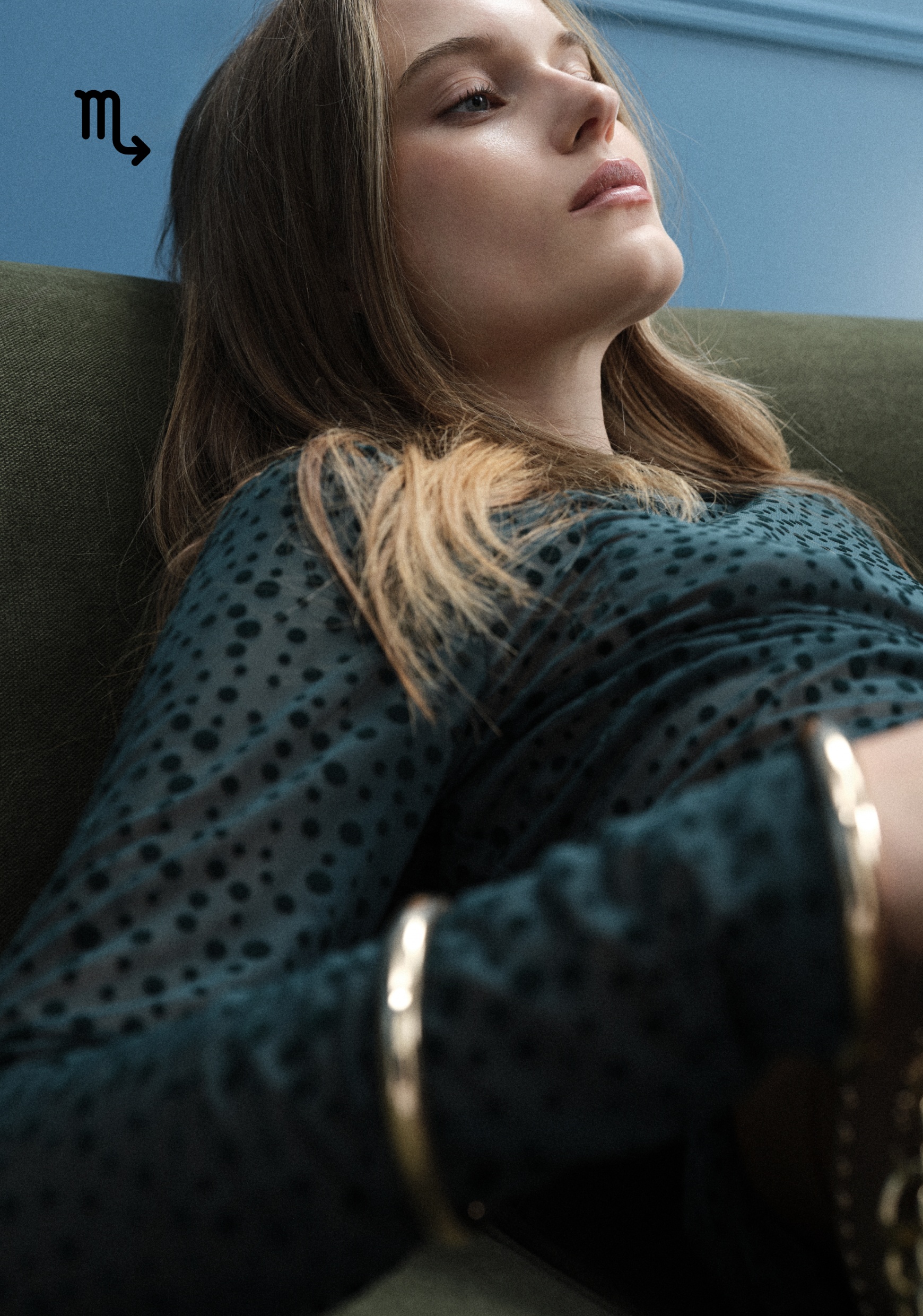 Zodyak’ın en tutkulu burçlarından Akrep’in dolabında siyah, bordo, lacivert gibi koyu renkler ağırlıktadır. Bu renkteki tasarımların gizemli görünümü Akrep’in karakteriyle oldukça uyumludur.