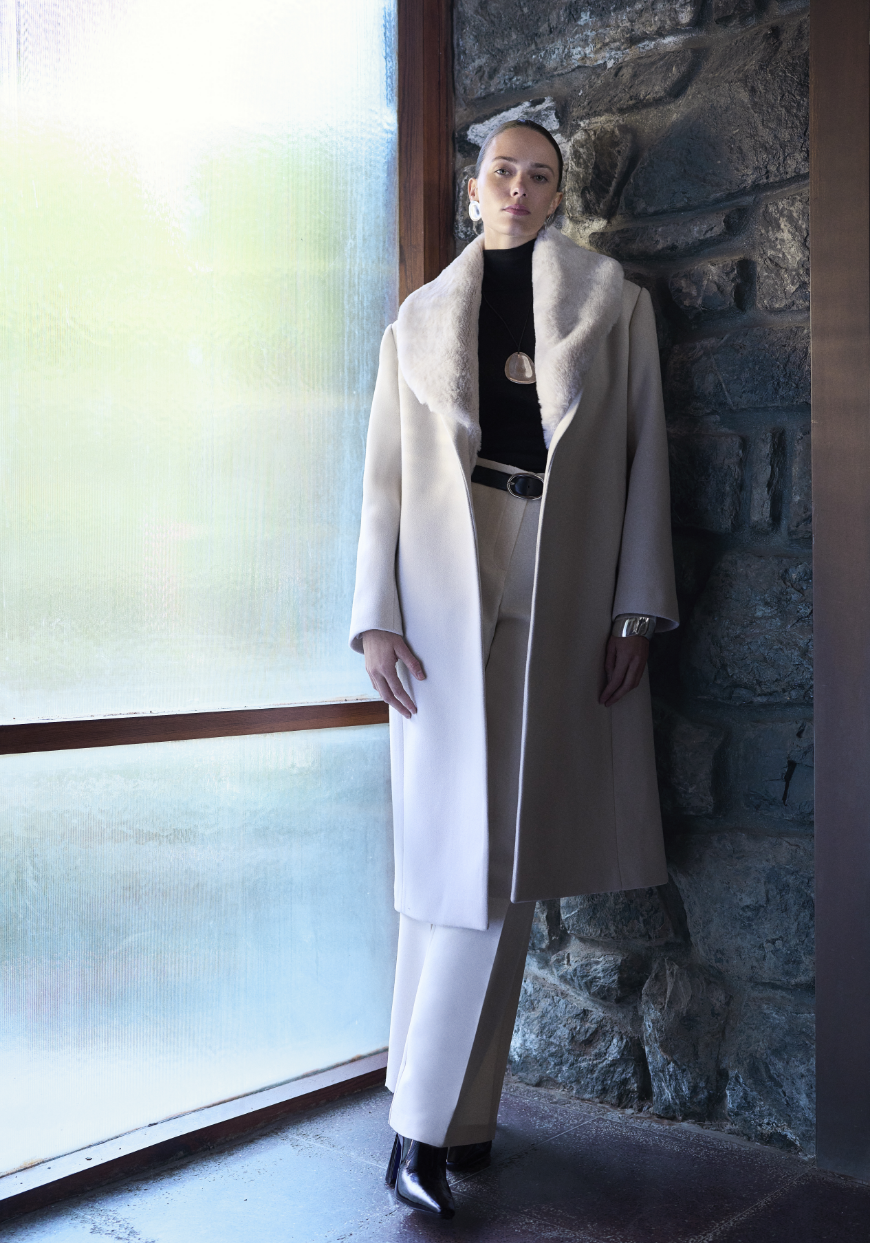 Dış giyimde sezonun iki güçlü yıldızı var; şişme montların sportif enerjisi ve kaşe kabanların zarif dokusu. Unisex formlar, oversize silüetler, parlak detaylar ve fonksiyonel tasarımlar kış modasına yeni bir soluk getiriyor.