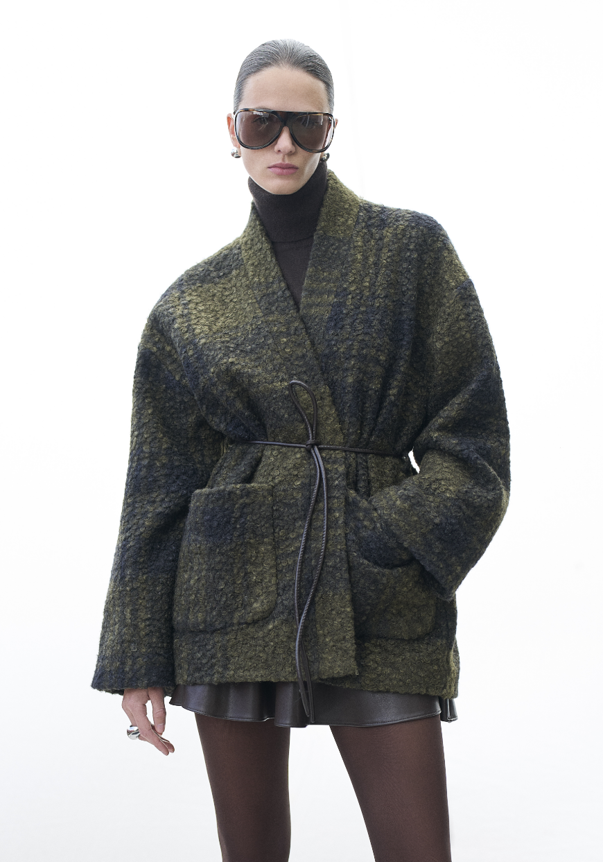 Farklı stillere kolayca uyum sağlayan yeşil ve kahverengi dikkat çekici duruşuyla hem gündüz hem de gece görünümlerine ilham oluyor.