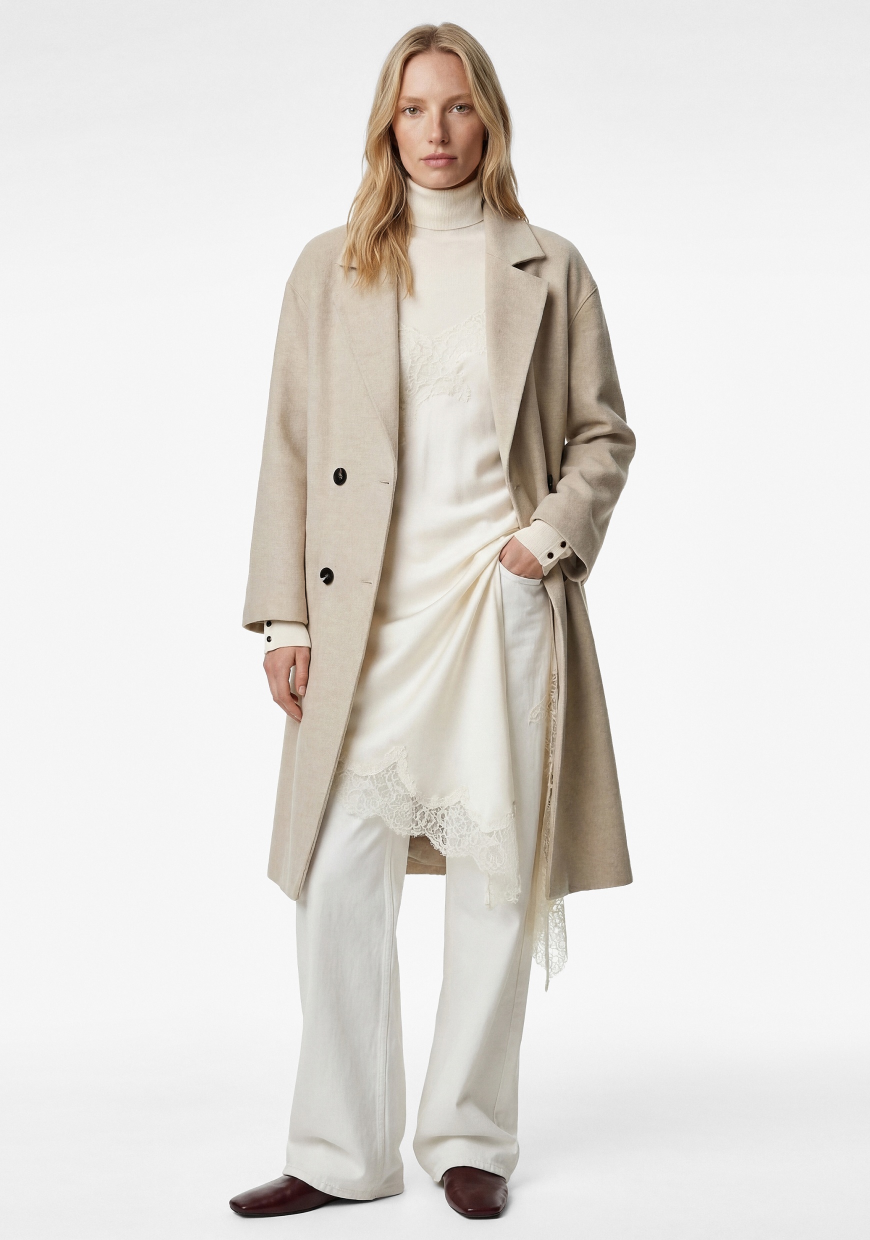 Cloud Dancer, dikkat çekmek yerine düşünmeye alan açan bir ton. 2026’da stil, sessizliğin gücüyle yeniden tanımlanıyor.