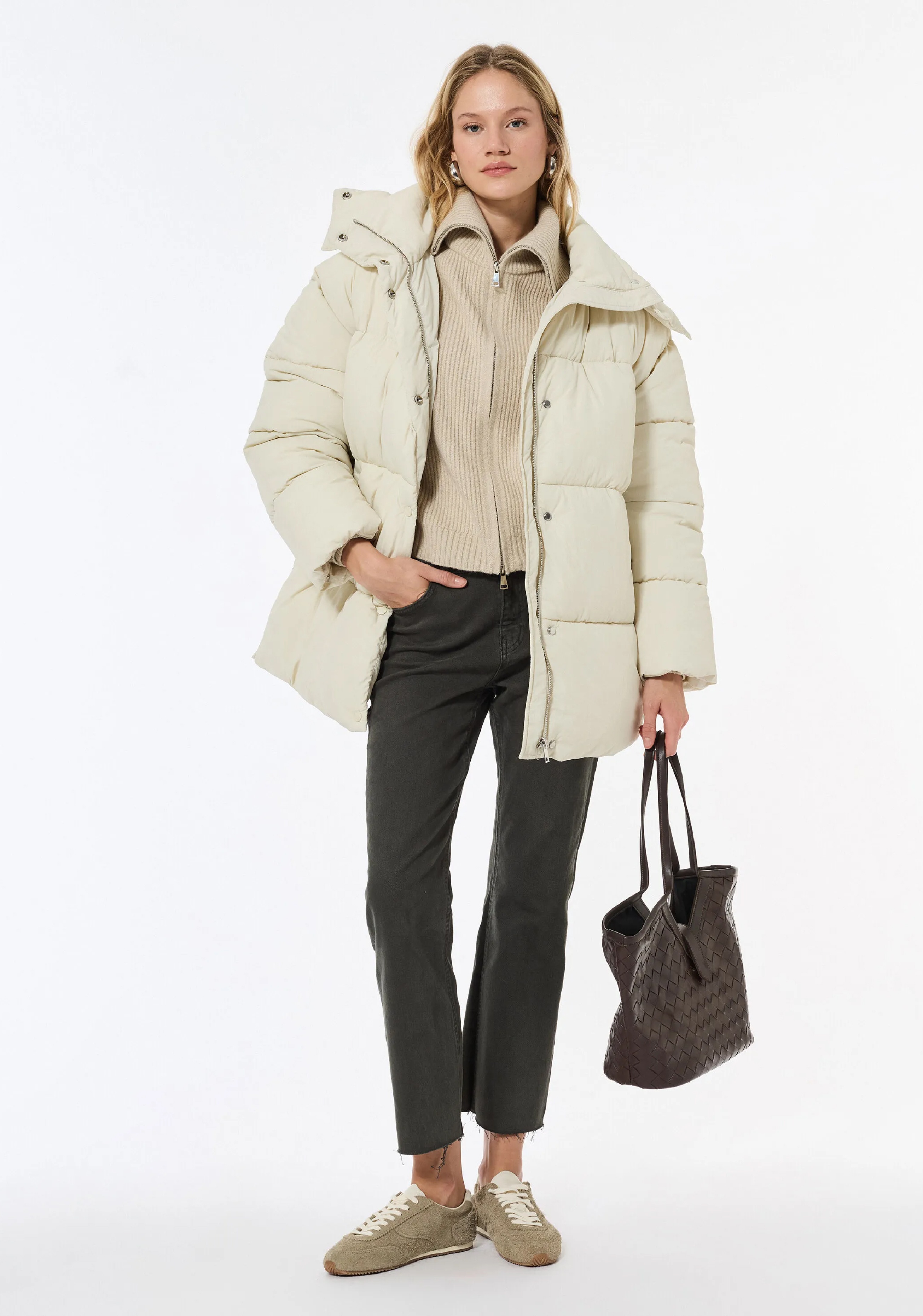 Şişme montları yıkamadan önce etiket talimatlarını kontrol etmek, dolgunun formunu ve montun ömrünü korumanın ilk adımıdır.