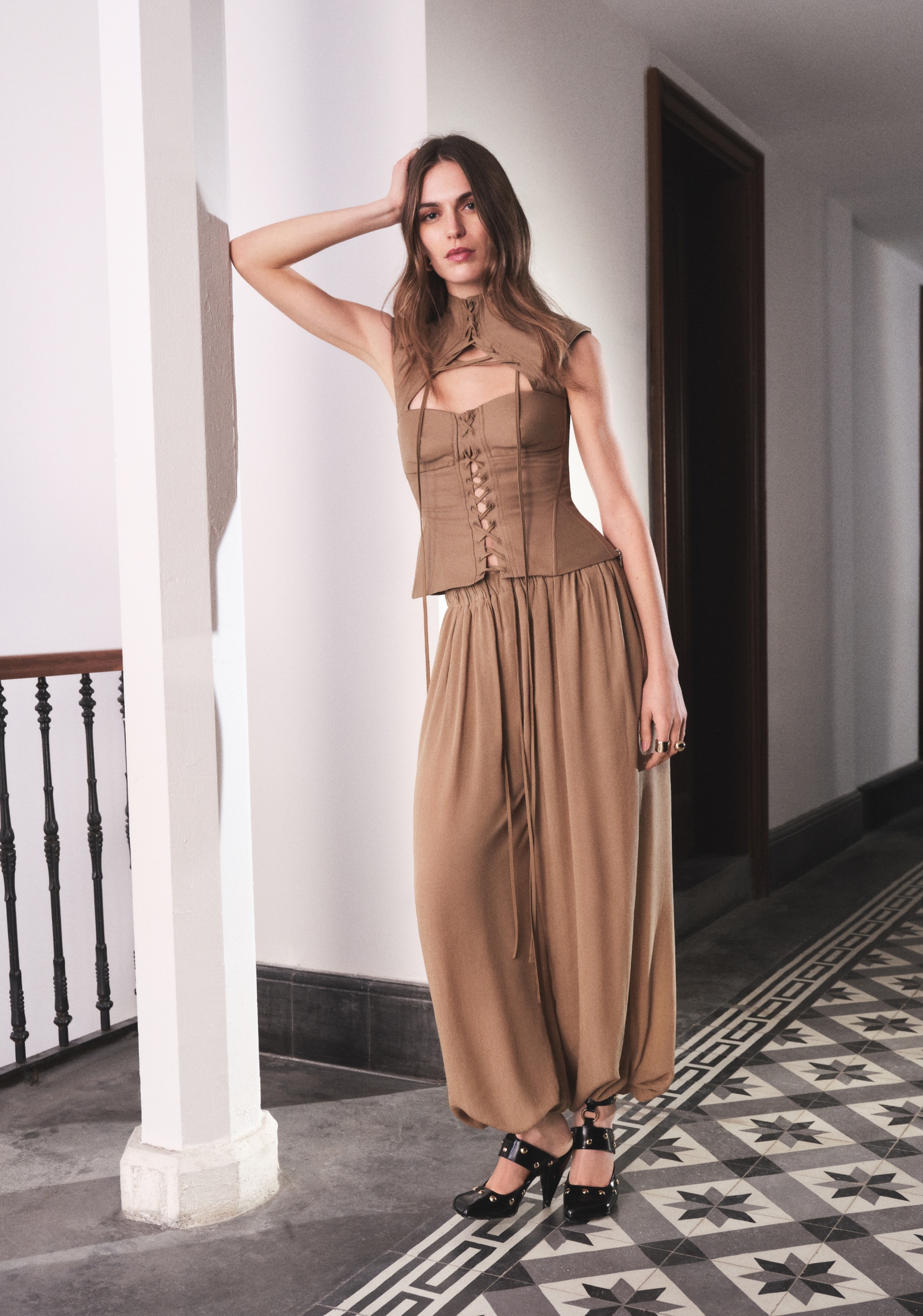 Gömlek elbiseler, pileli midi etekler, şifon gömlekler veya ince kumaşlı takımlar bayram sabahının şıklığını tamamlayan parçalar arasında öne çıkıyor.