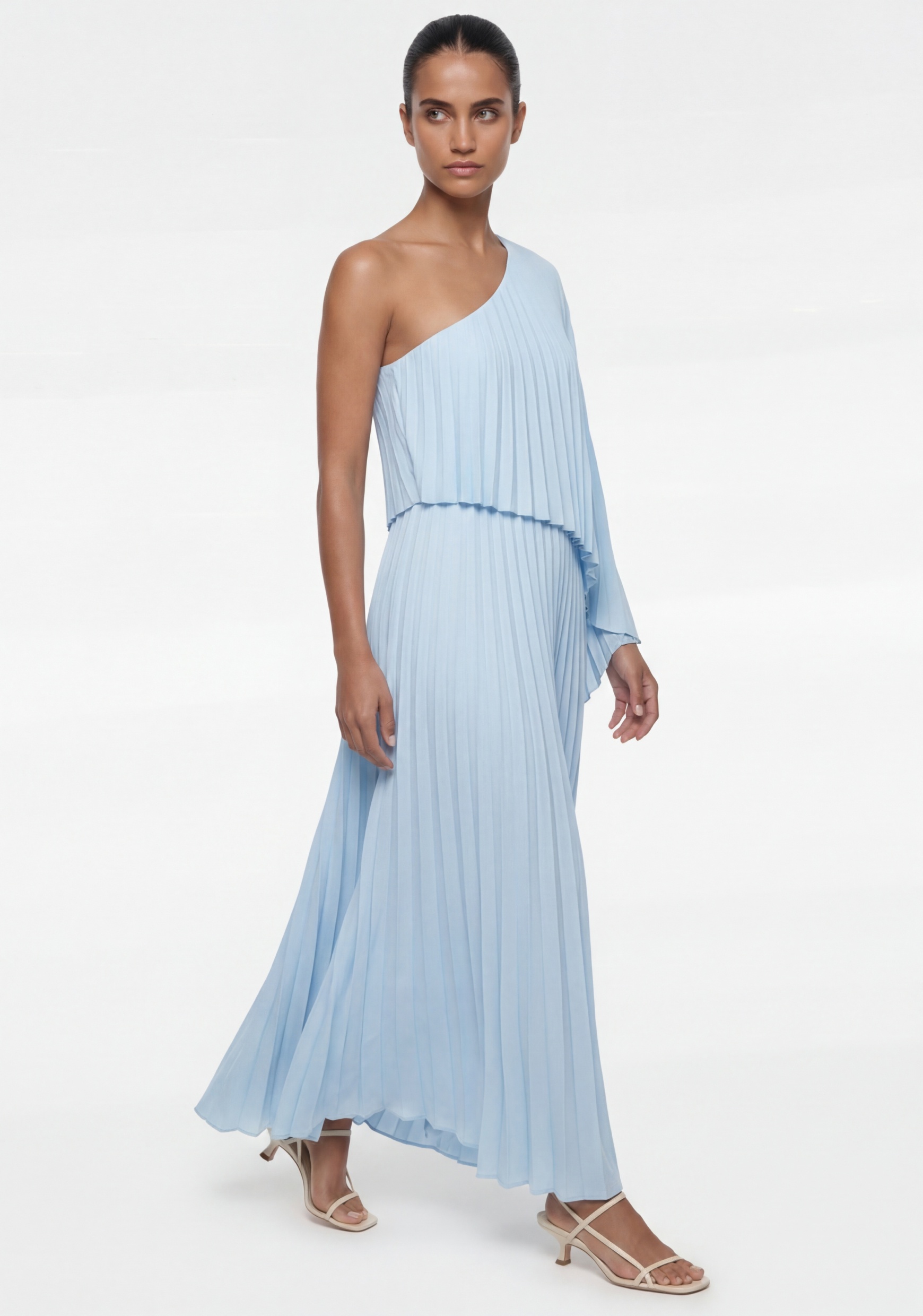 Mezuniyet fotoğraflarınıza yıllar sonra bile baktığınızda hâlâ aynı heyecanı hissetmek istemez misiniz? Zamansız, şık ve tam sizi yansıtan bir elbise seçimi yapmak işte bu yüzden önemli.