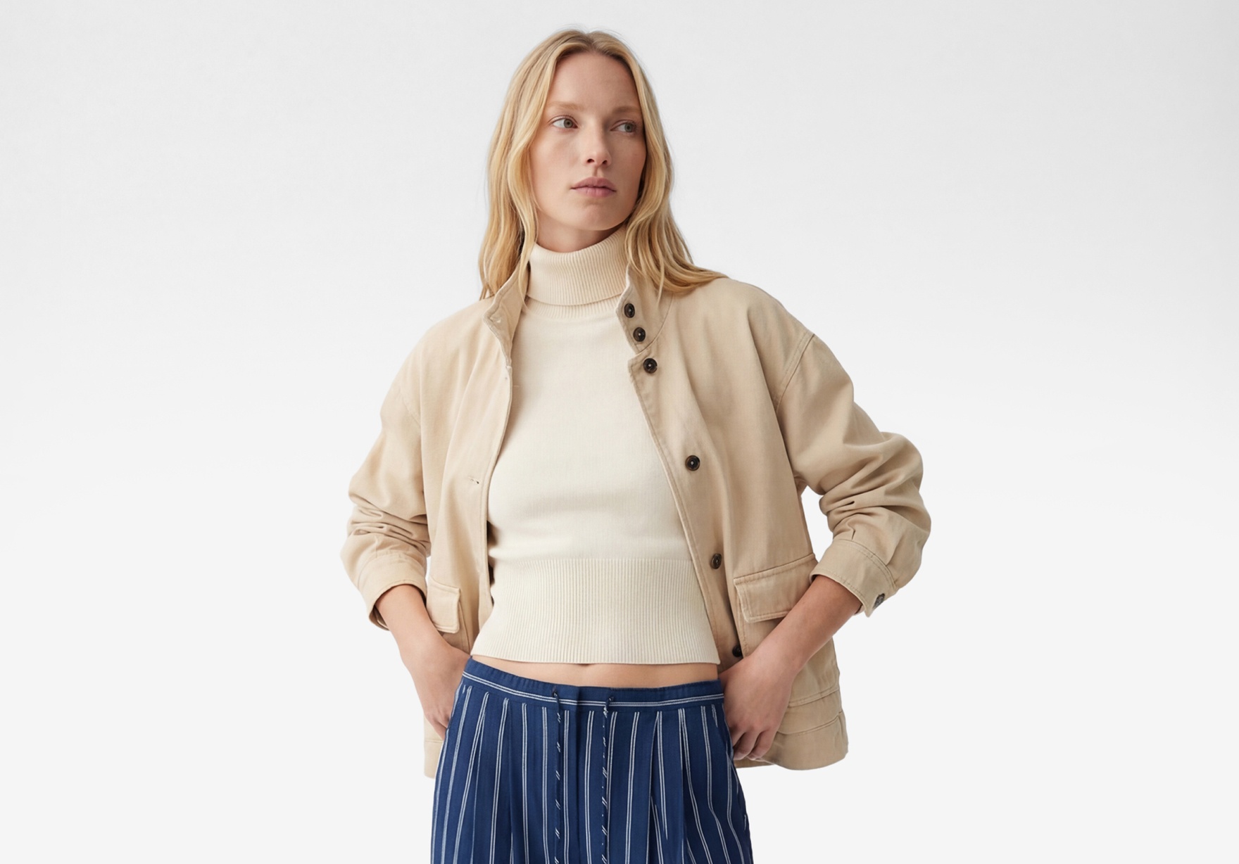 Sadece mevsimlik geçişlerde değil, kış mevsimin tamamında da trençkotlar kombinlerimize eşlik ediyor.