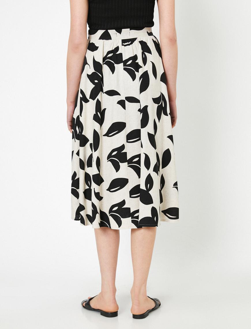 Qisqa koylakdagi bir qiz külotlarini tushirdi Kagney Linn Karter onlayn porno