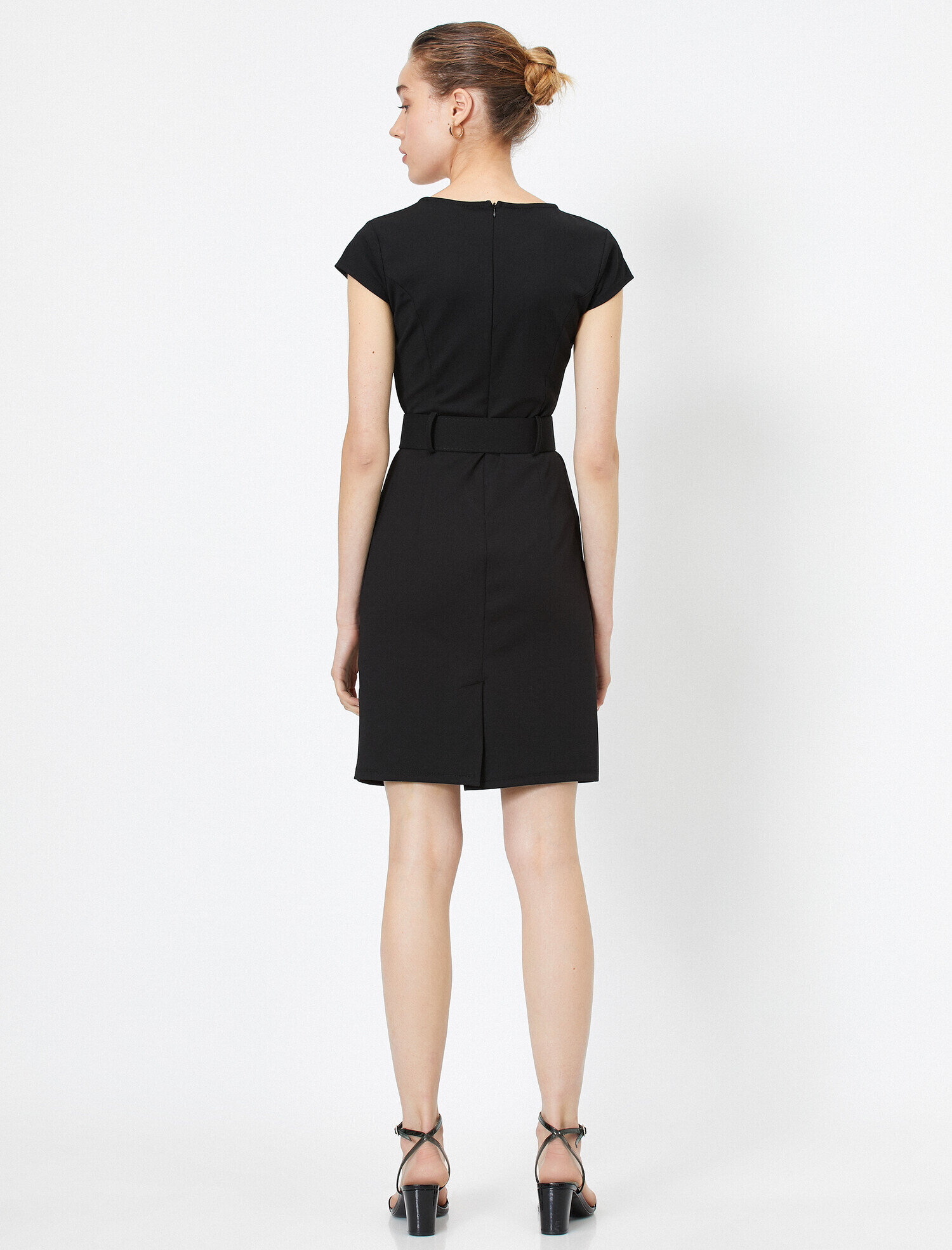   Kemer Detaylı Mini Elbise