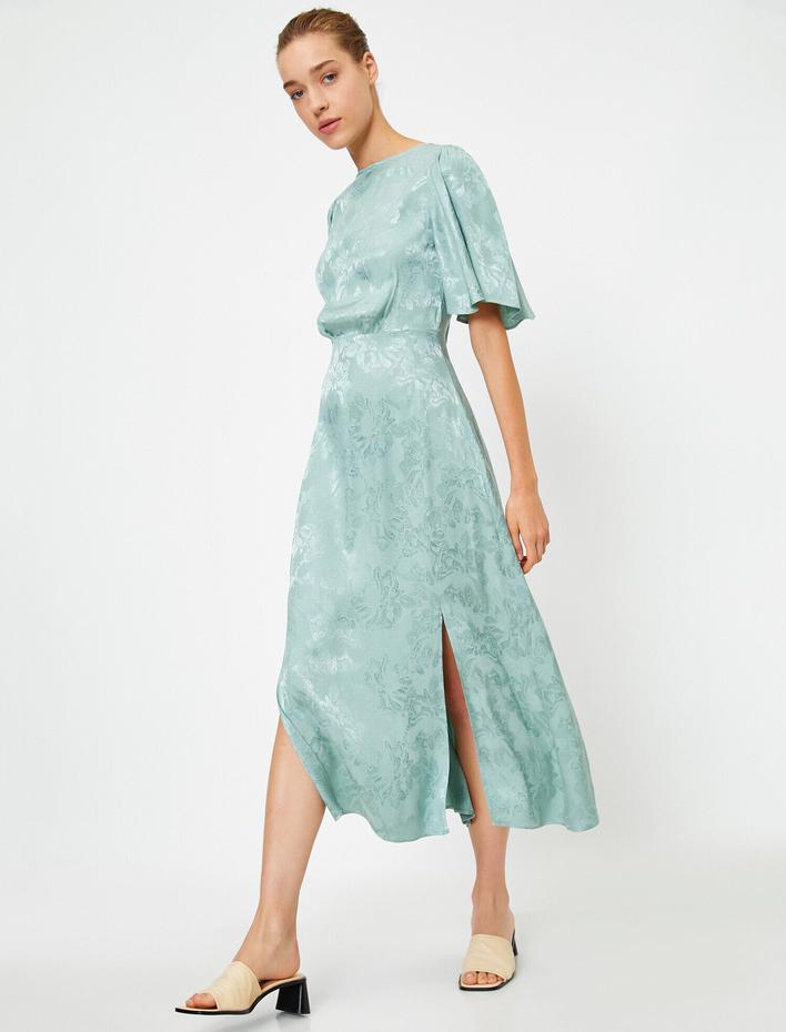  Çiçek Desenli Kısa Kollu Yırtmaçlı Elbise