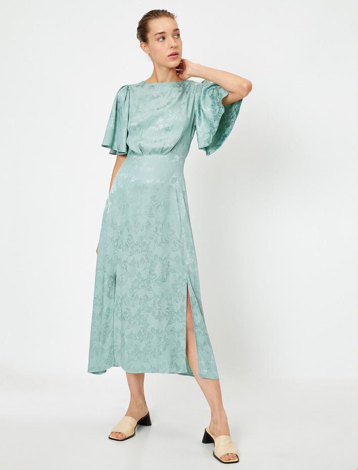  Çiçek Desenli Kısa Kollu Yırtmaçlı Elbise