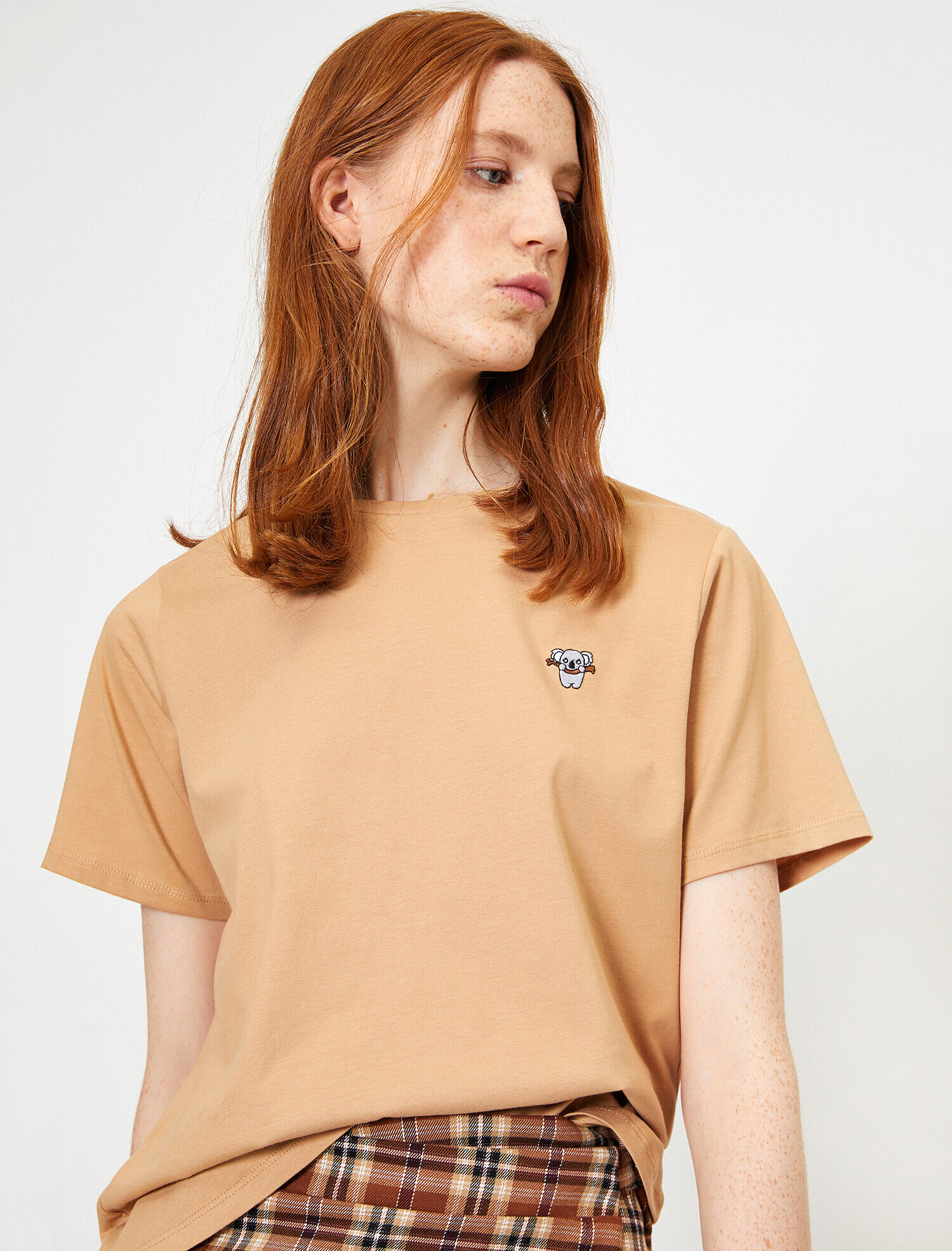   Bisiklet Yaka Minimal Nakışlı Kısa Kol Tişört