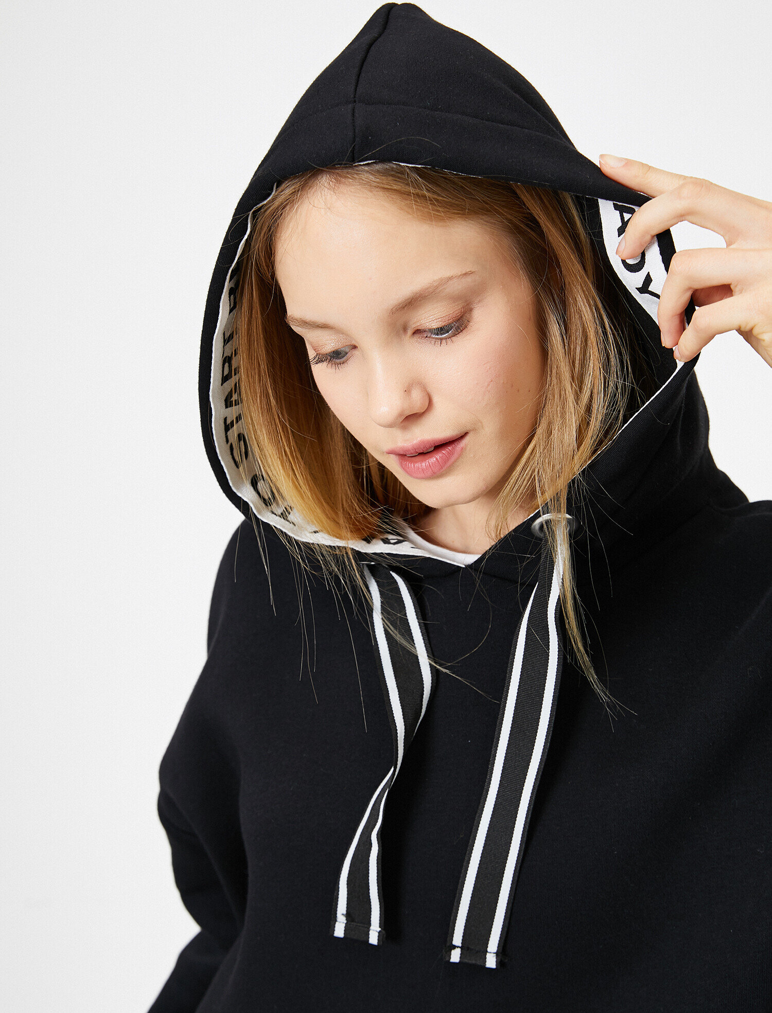   Kapüşon Detaylı Sweatshirt