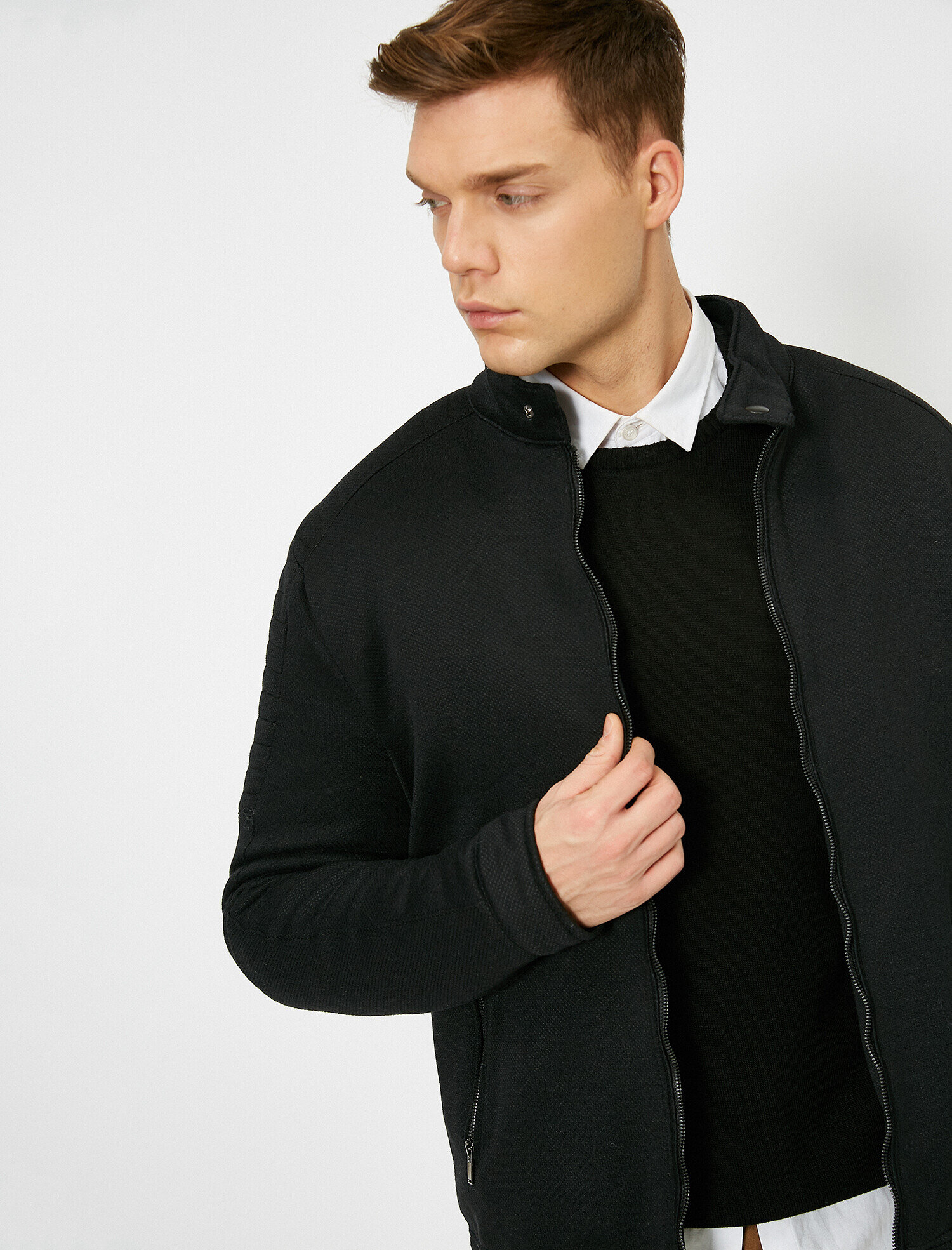 Omzu Kapitoneli Fermuar Detaylı Örme Mont