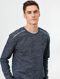 Bisiklet Yaka Logo Detaylı Omzu Çizgili Slim Fit Kazak