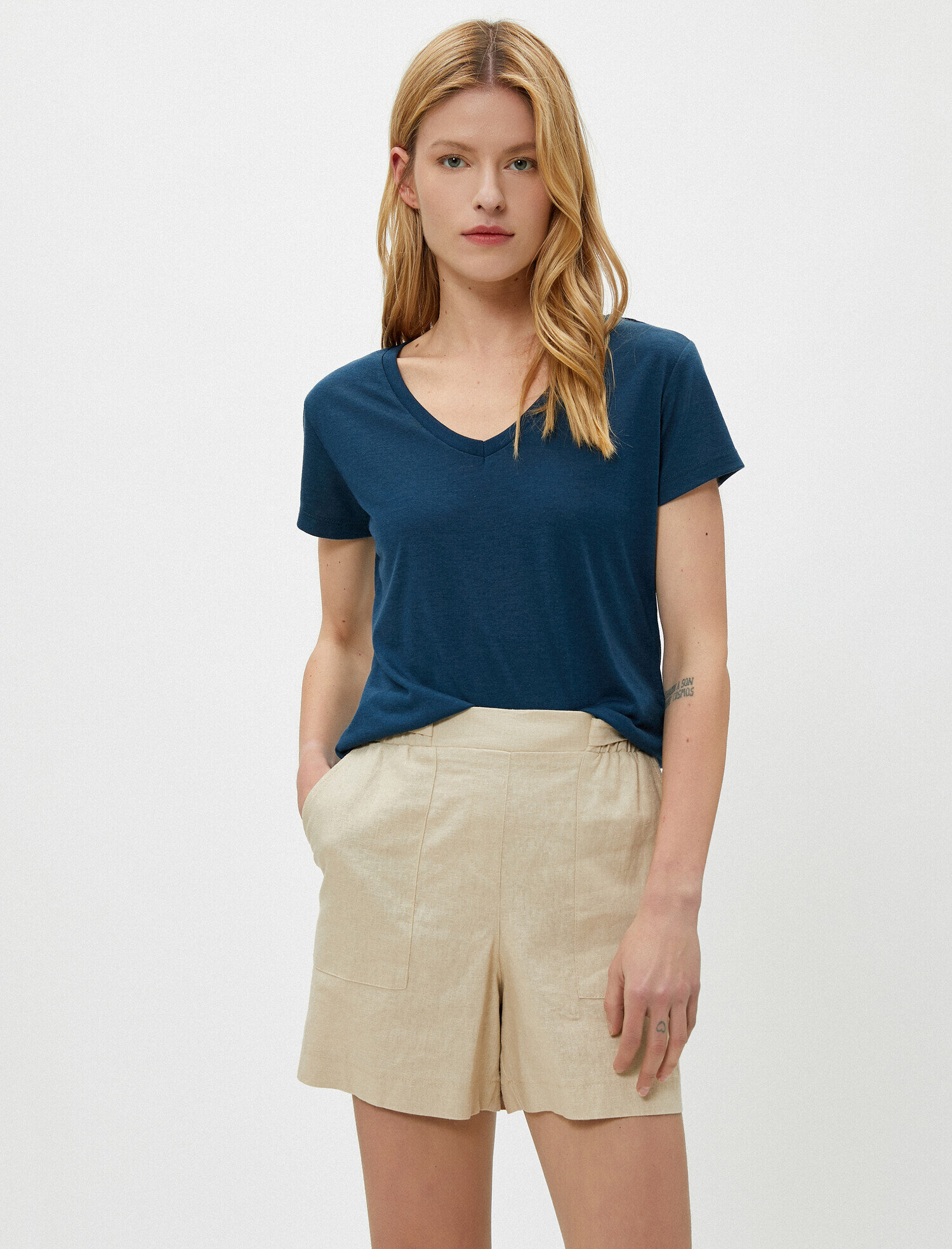   V Yaka Rahat Kalıp Basic Tişört