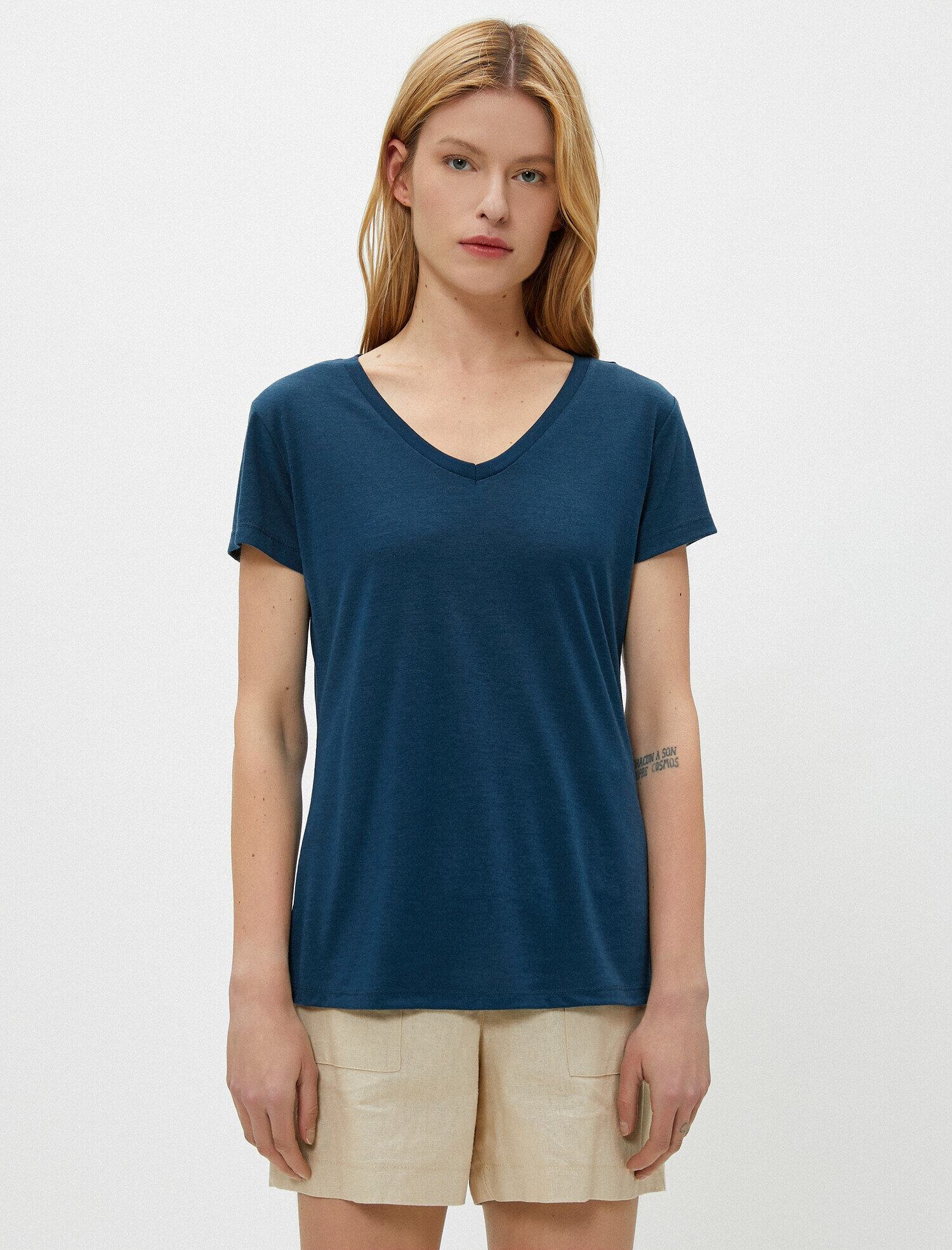   V Yaka Rahat Kalıp Basic Tişört