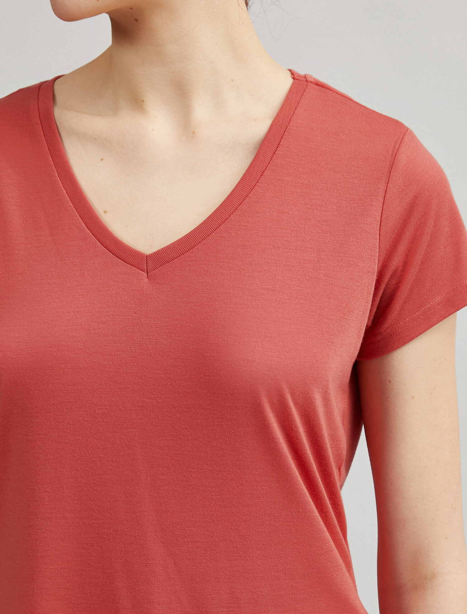   V Yaka Rahat Kalıp Basic Tişört