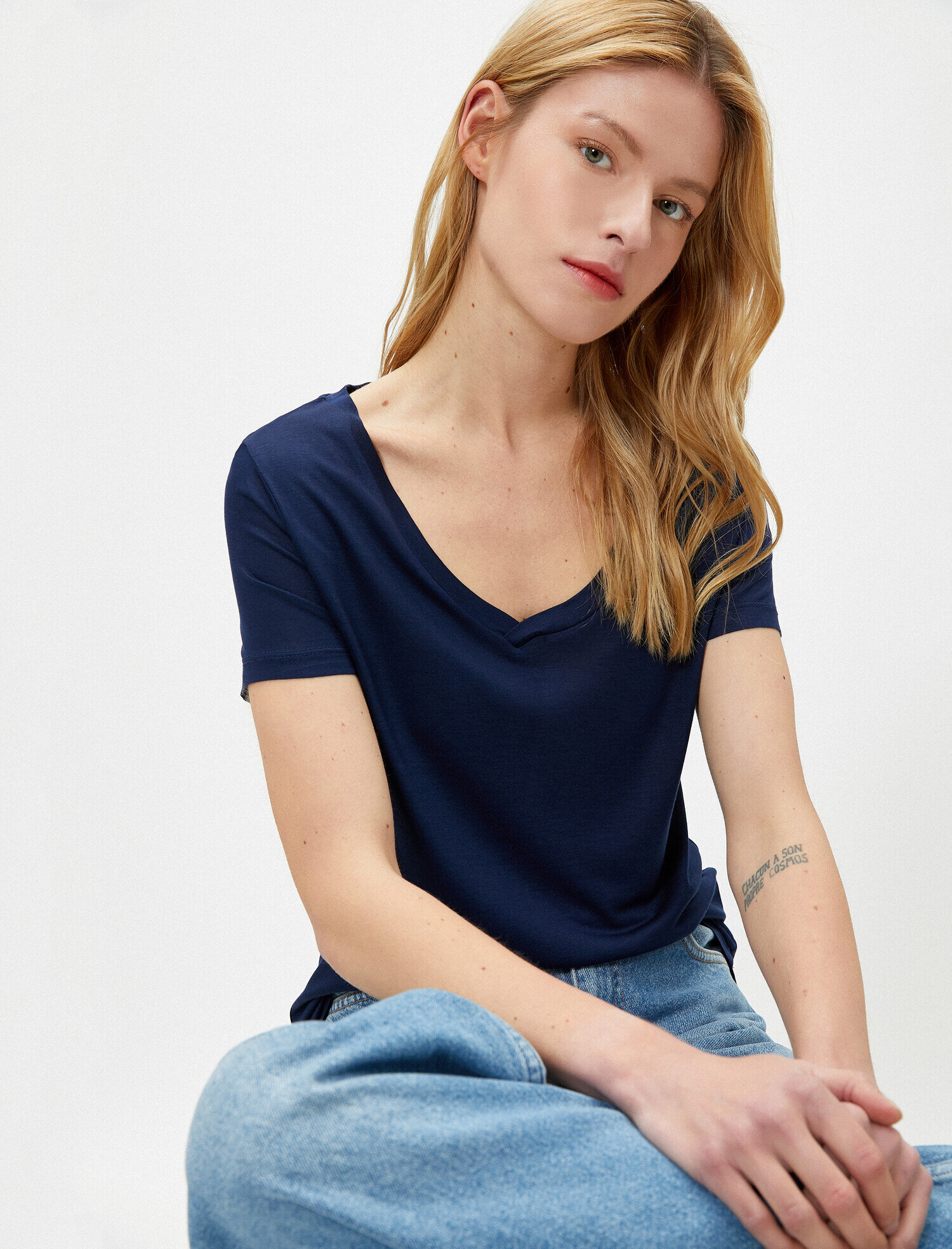   V Yaka Bol Kesim Basic Tişört