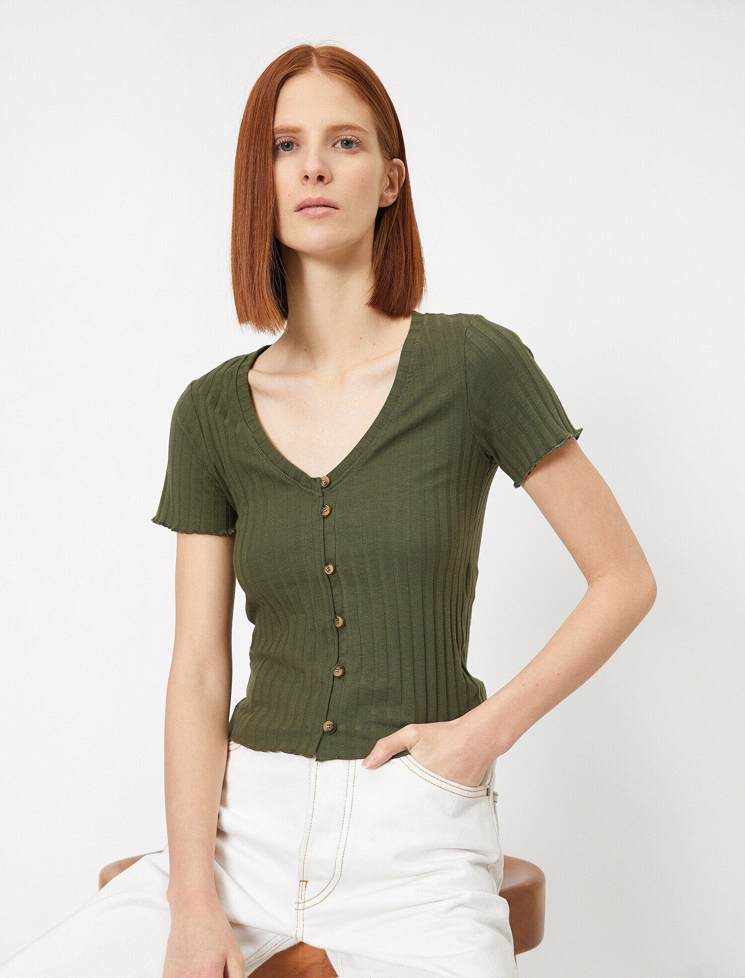   Fitilli Düğme Detaylı V Yaka Tişört