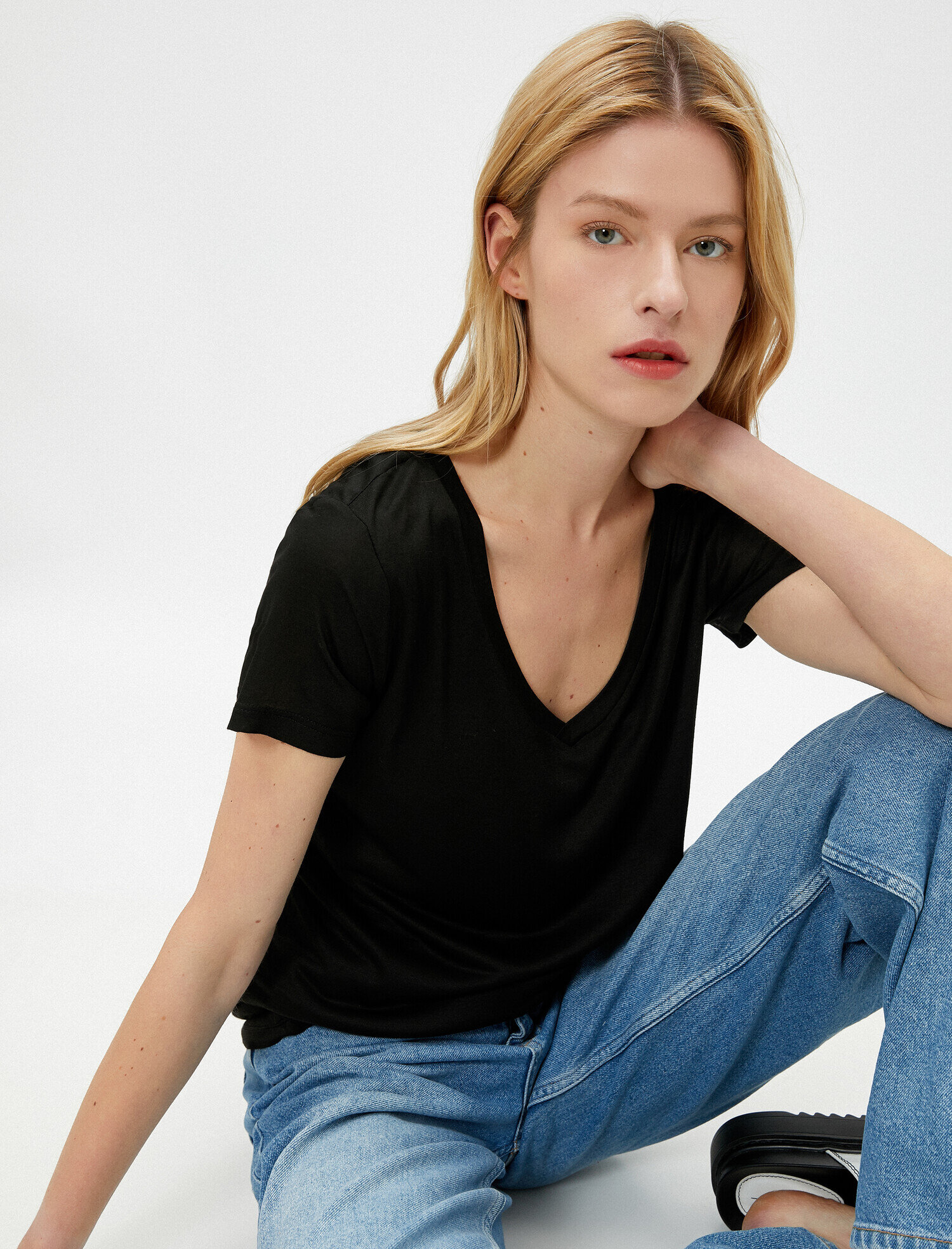   V Yaka Bol Kesim Basic Tişört