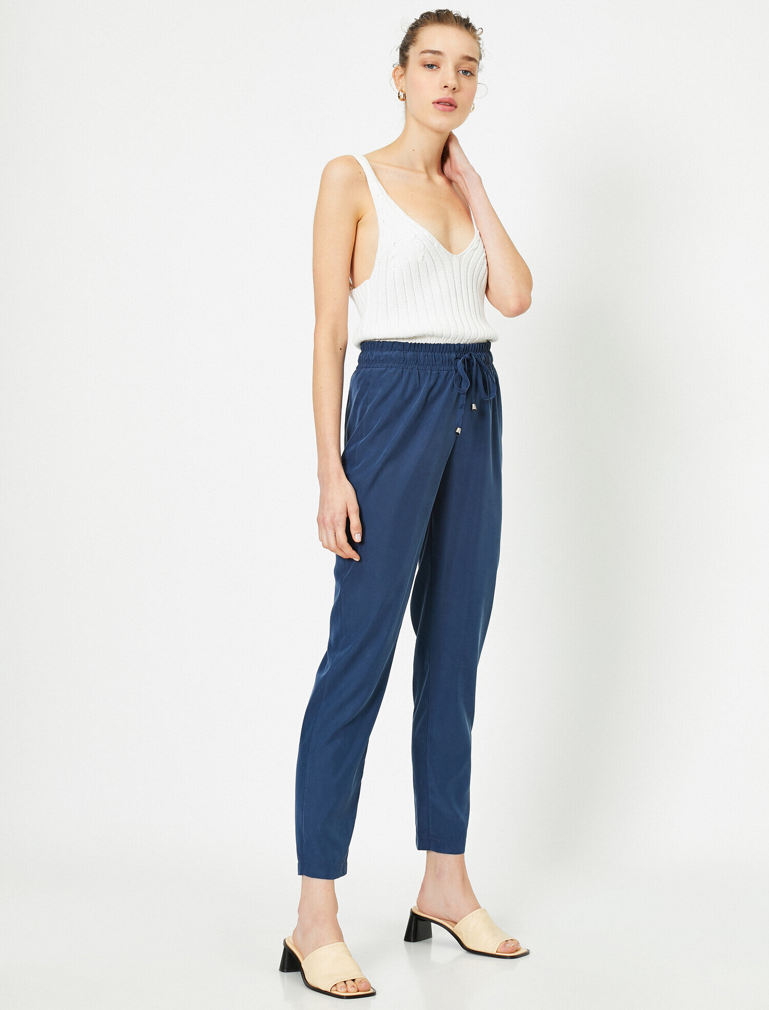   Bağcık Detaylı Düşük Bel Rahat Kesim Pantolon