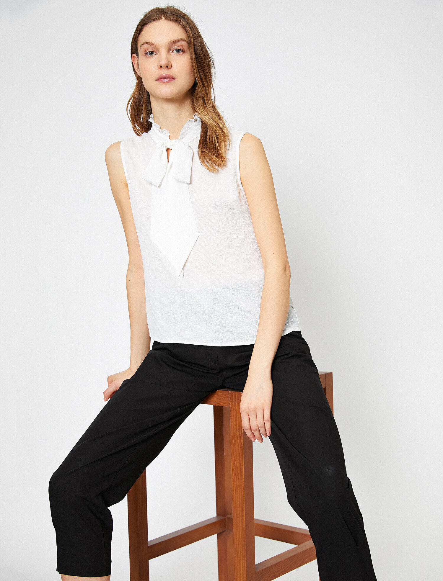   Fular Detaylı Kısa Kollu Bluz