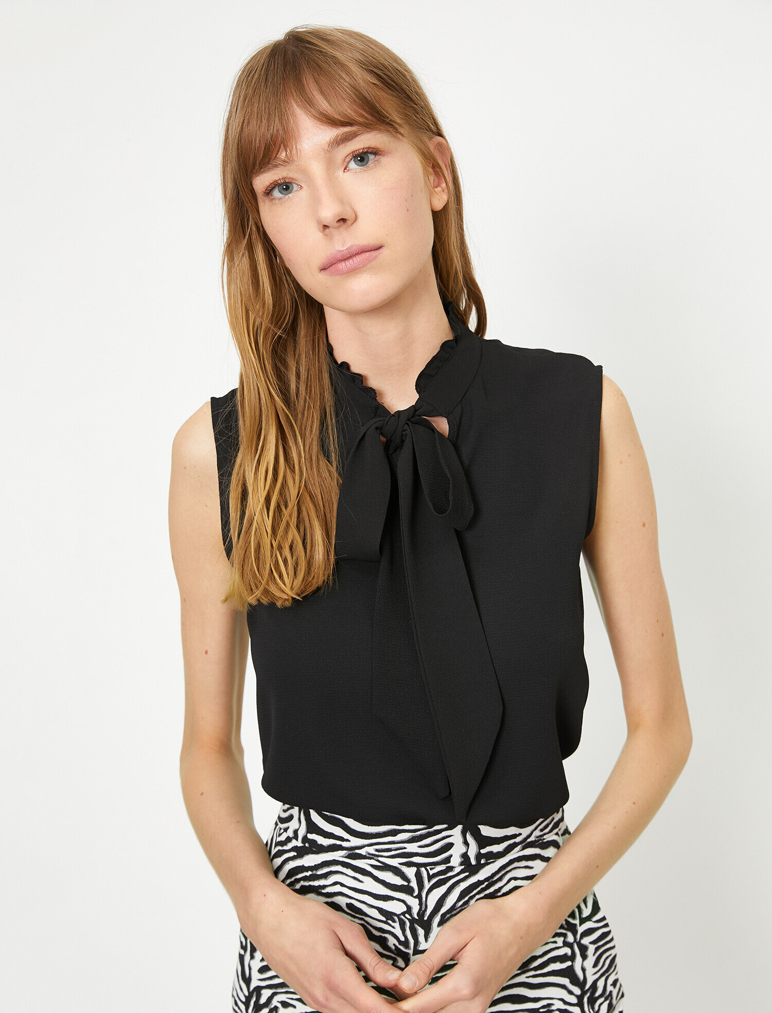   Fular Detaylı Kısa Kollu Bluz