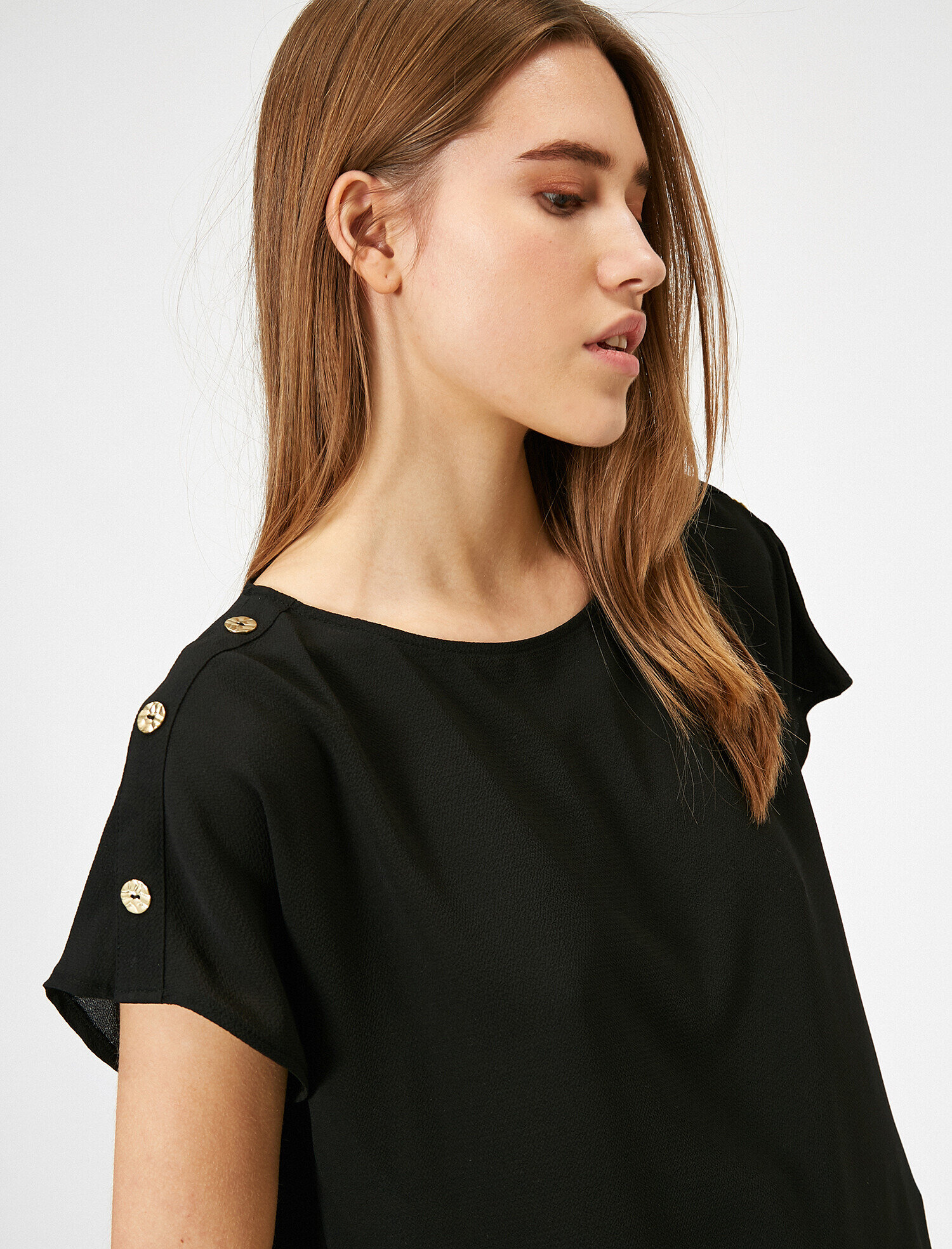   Omuzda Düğme Detaylı Siyah Bluz