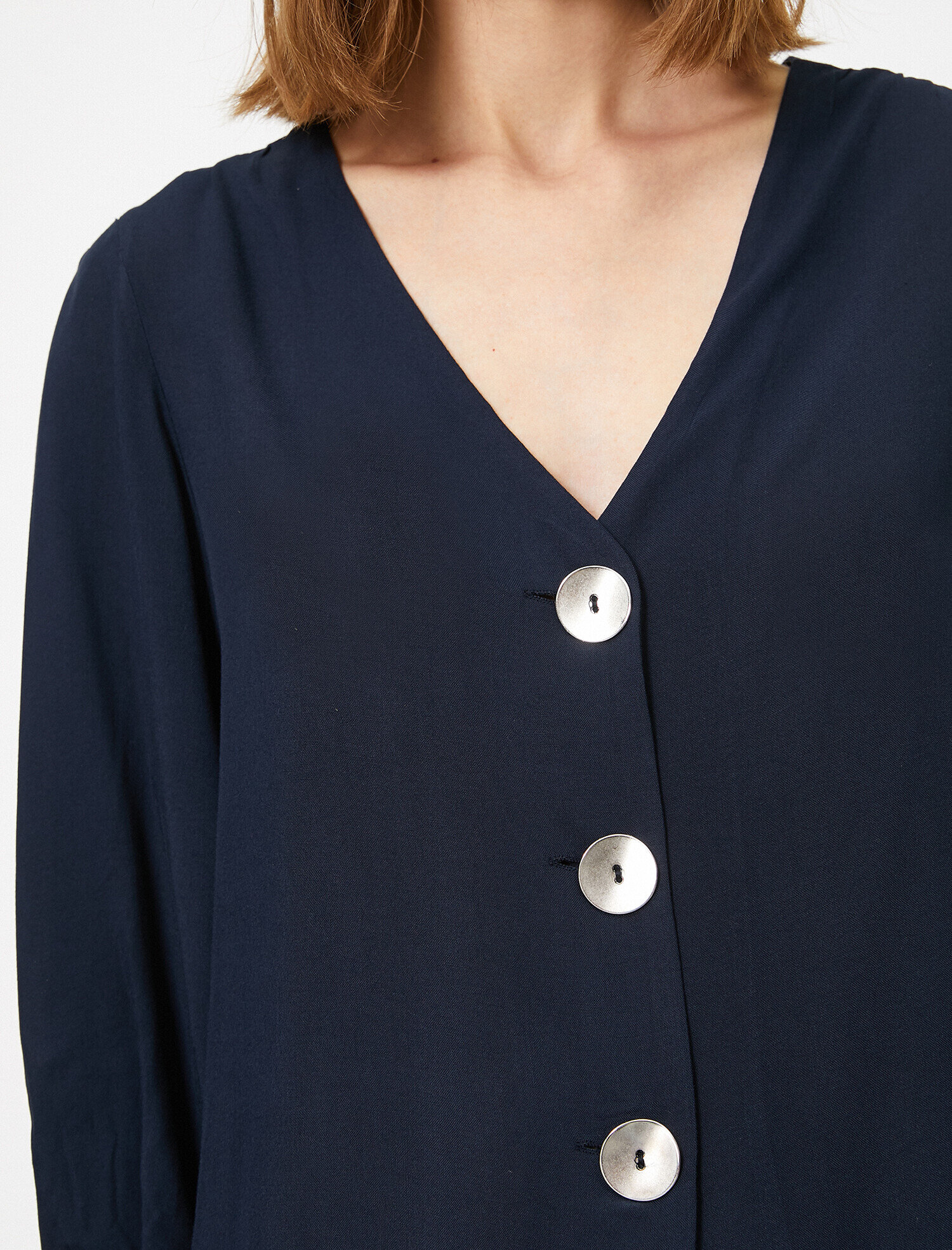   Düğme Detaylı V Yaka Bluz